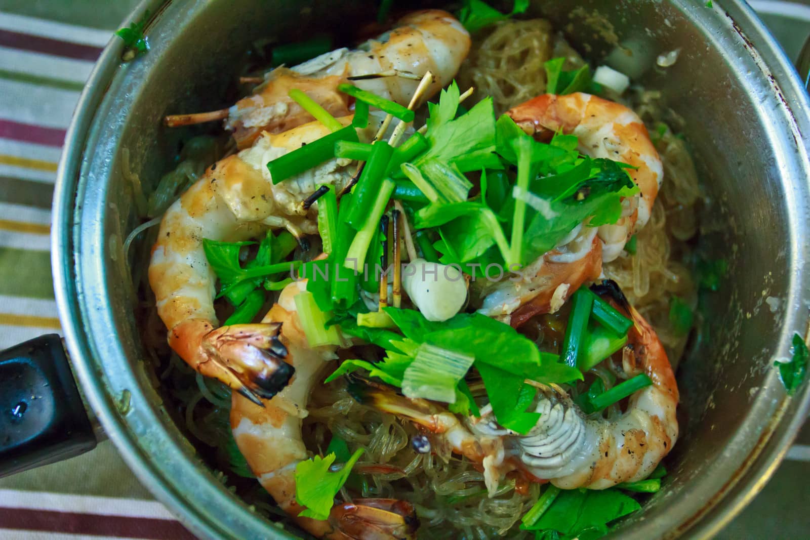 Bake prawns and vermicelli mixed herb  with chili sauce