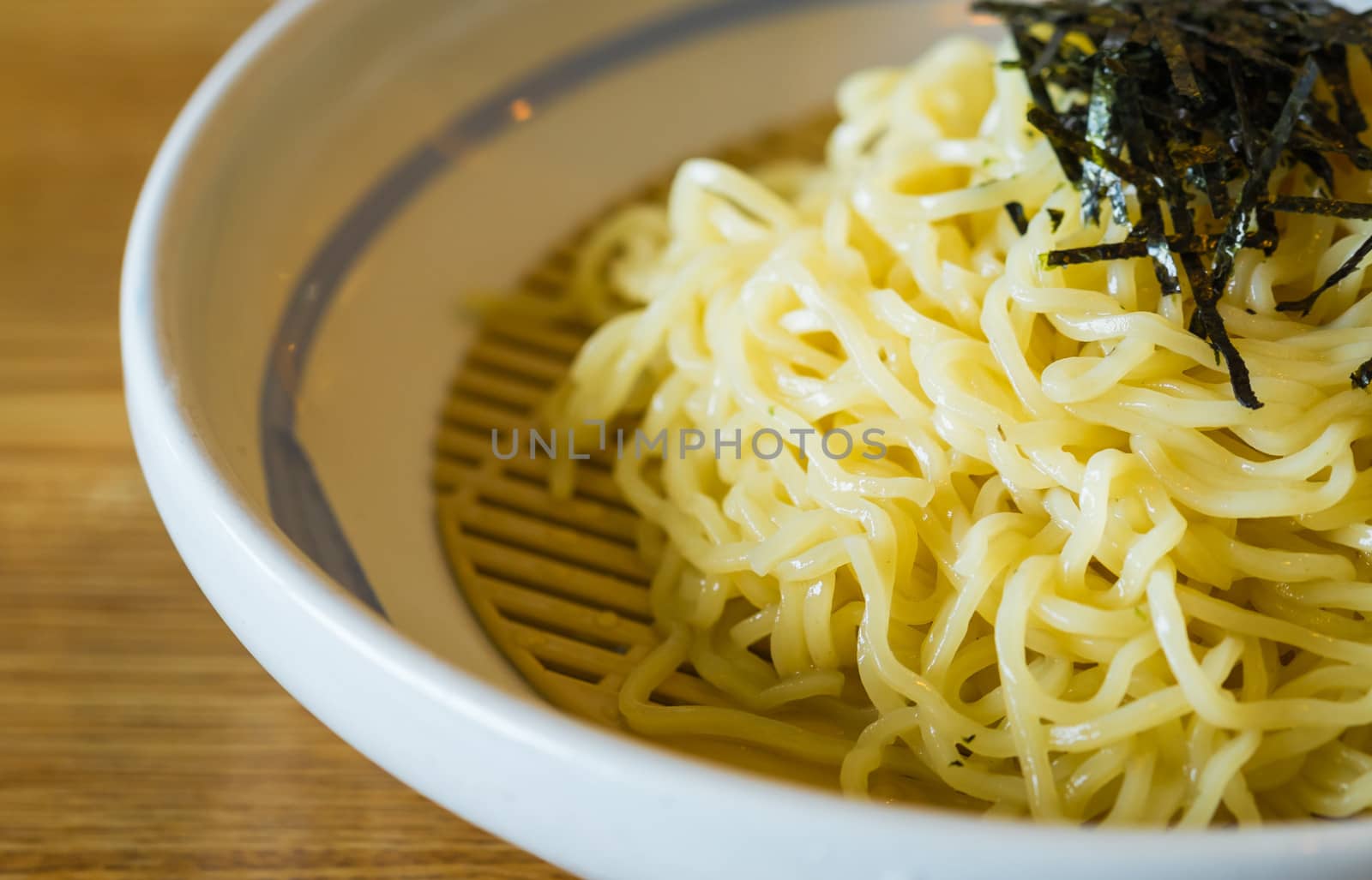 cold noodle with traditionnal japanese Zaru soba sliced fried seaweed on topping