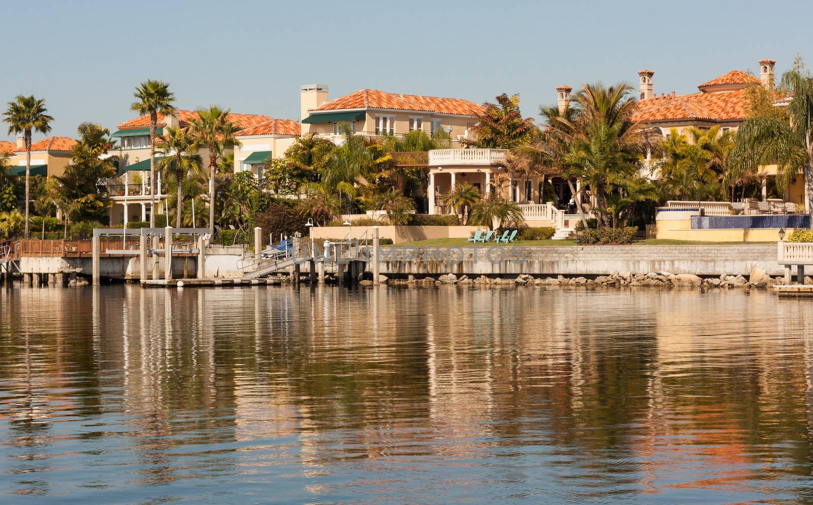 The residents of these river homes in Tampa, Florida, not only have beautiful views of the area they also get entertained by the ever changing dancing reflections across the water.