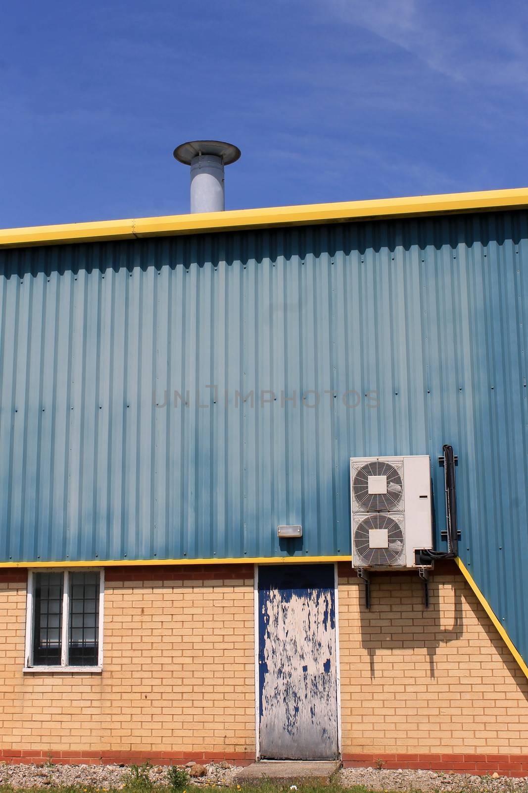 Air conditioing unit on exterior of warehouse building.
