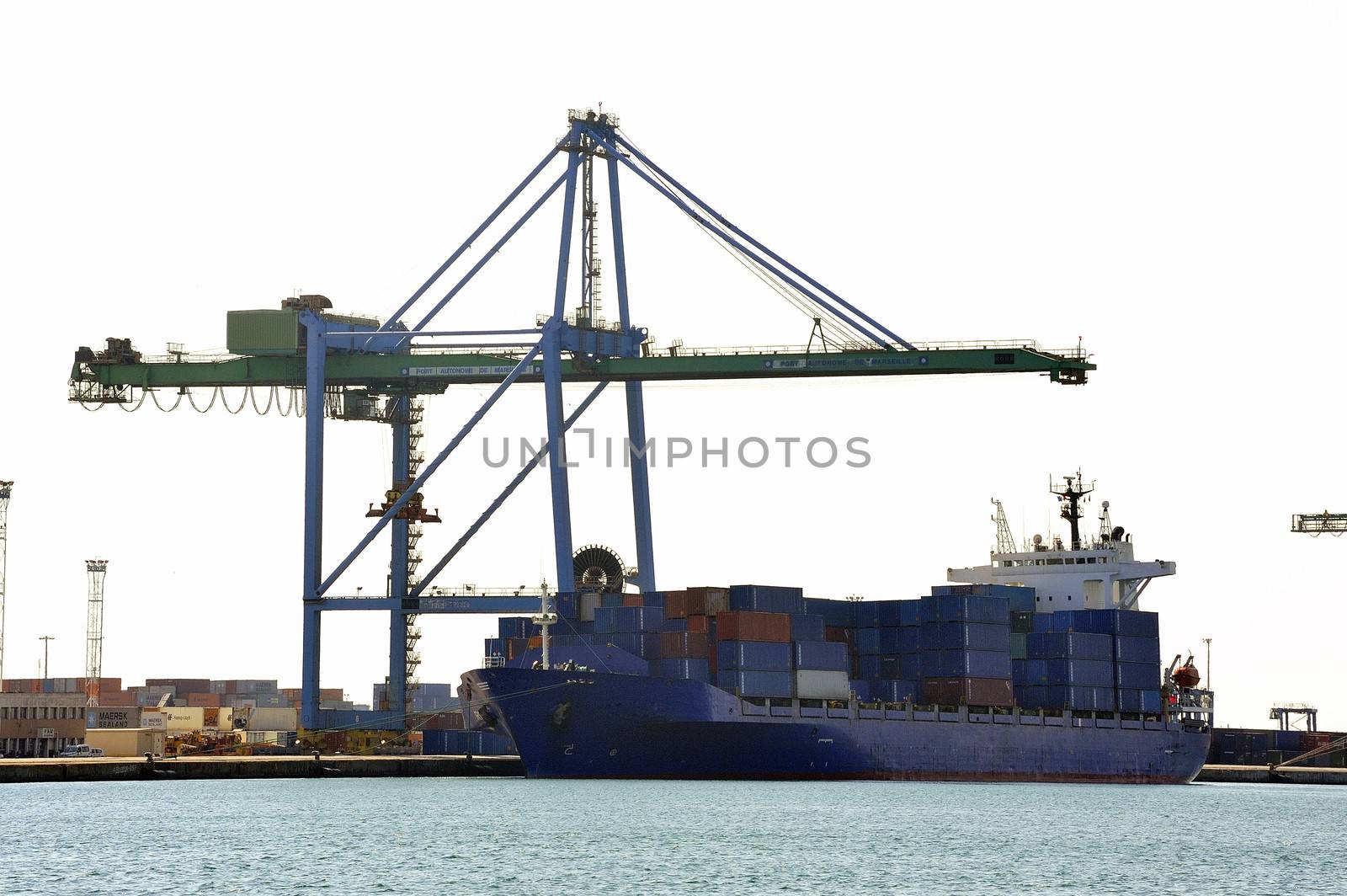 carry containers to quay by gillespaire