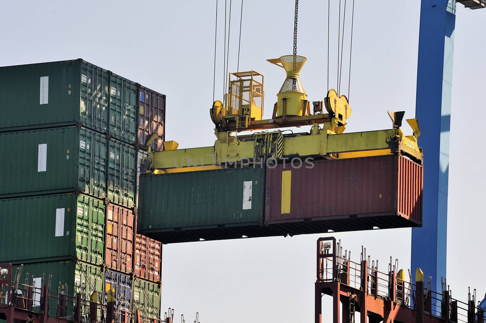 Storage of a container on the cargo liner by gillespaire