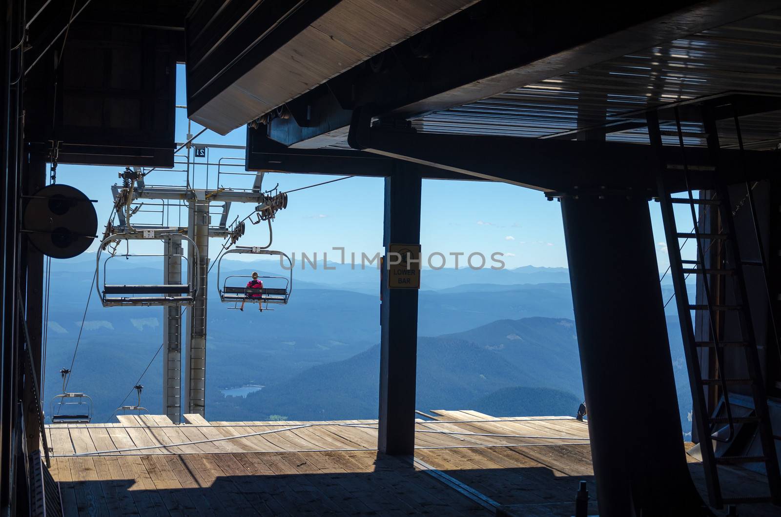 Chairlift leaving the terminal in the summer on Mount Hood