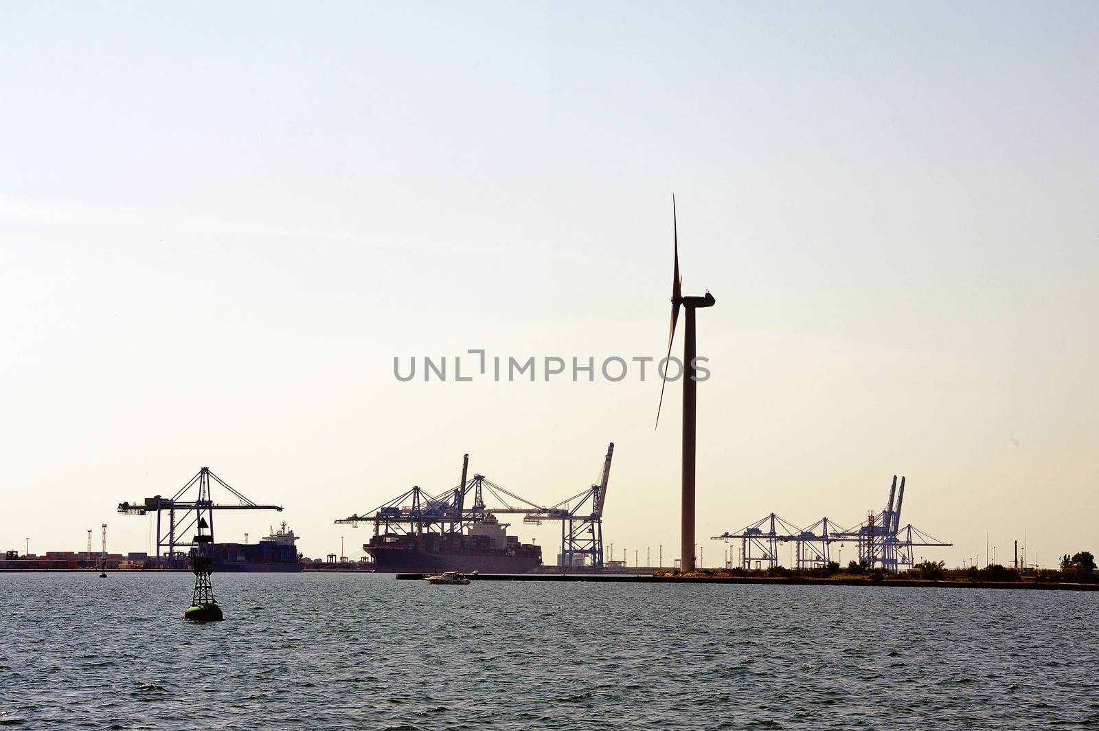 carry containers to quay in the wearing of Fos-sur-Mer beside Marseille to charge its cargo.