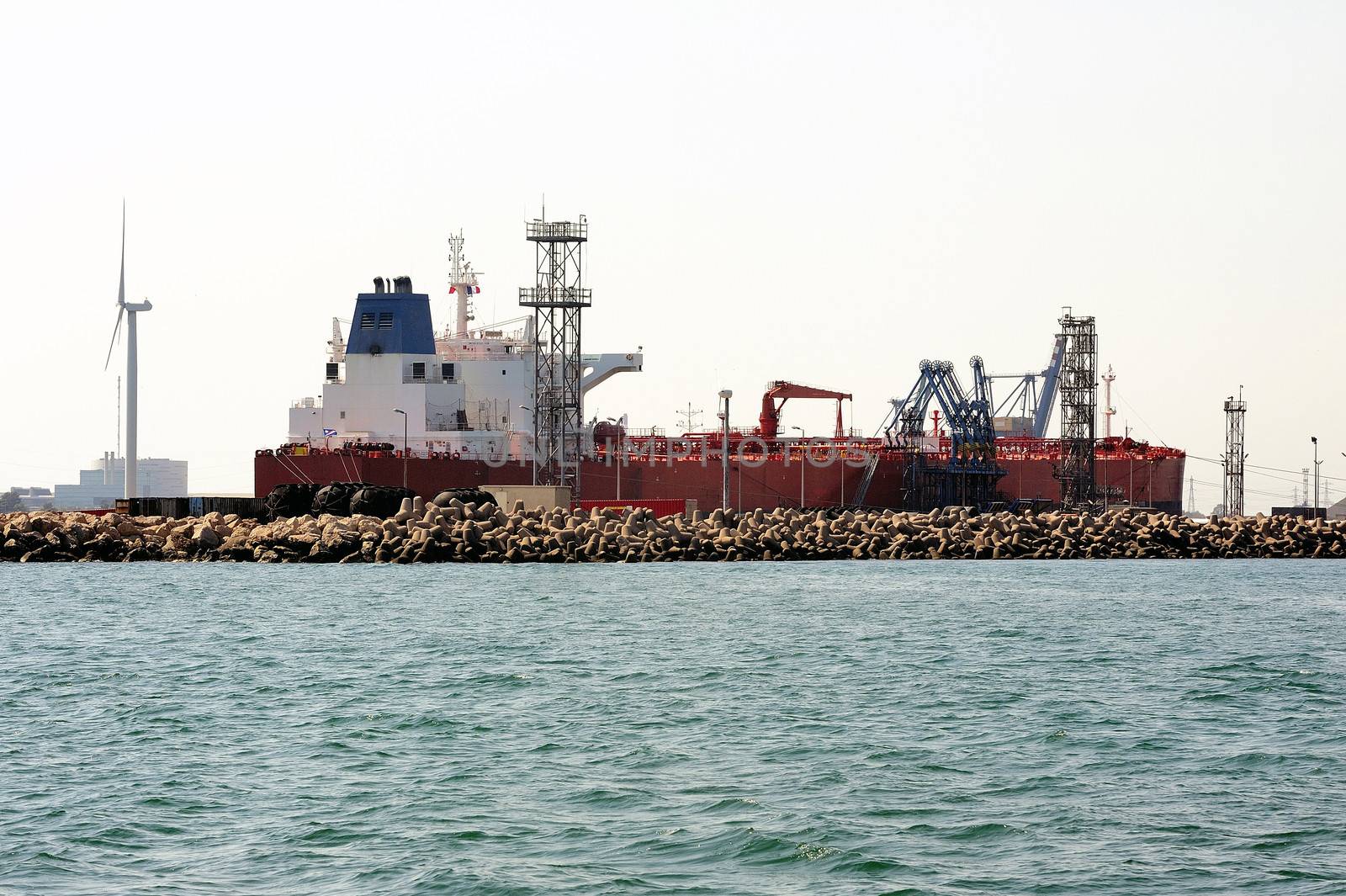 quay tanker to discharge by gillespaire