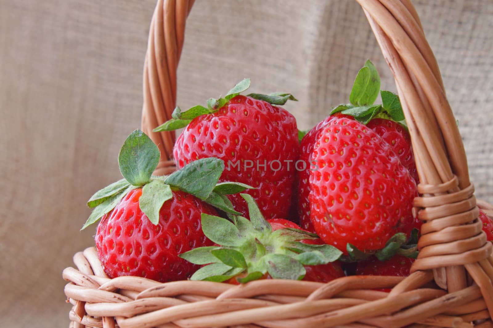 basket with strawberries by romantiche