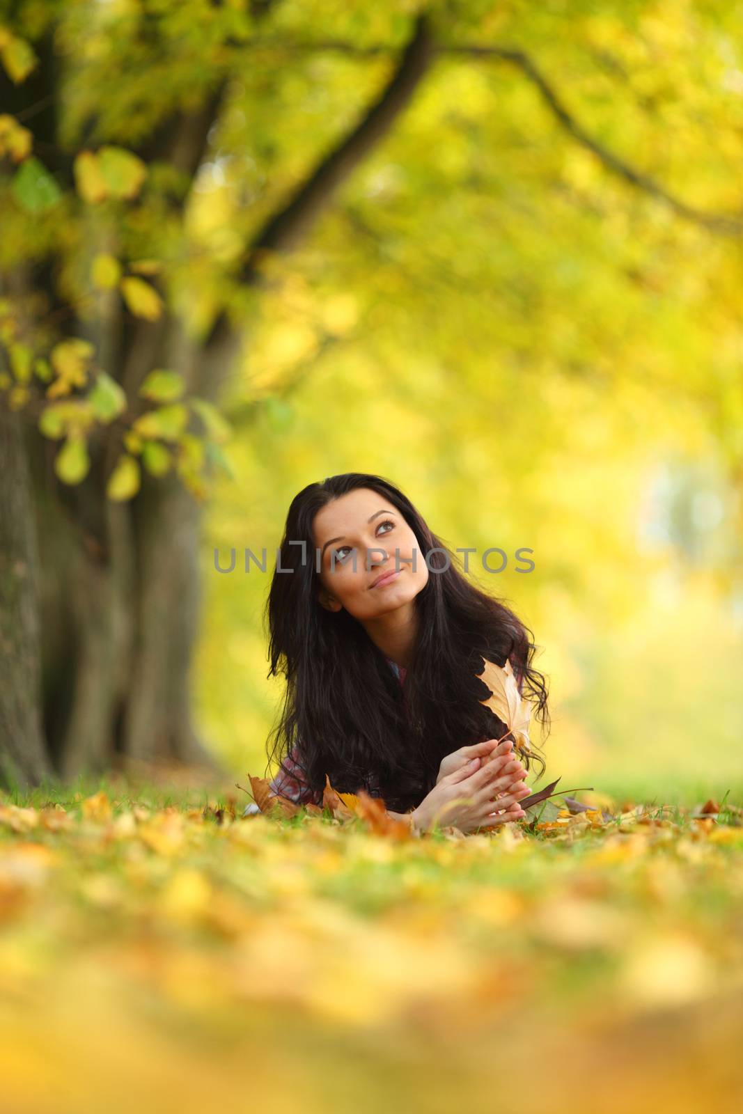  woman portret in autumn leaf close up