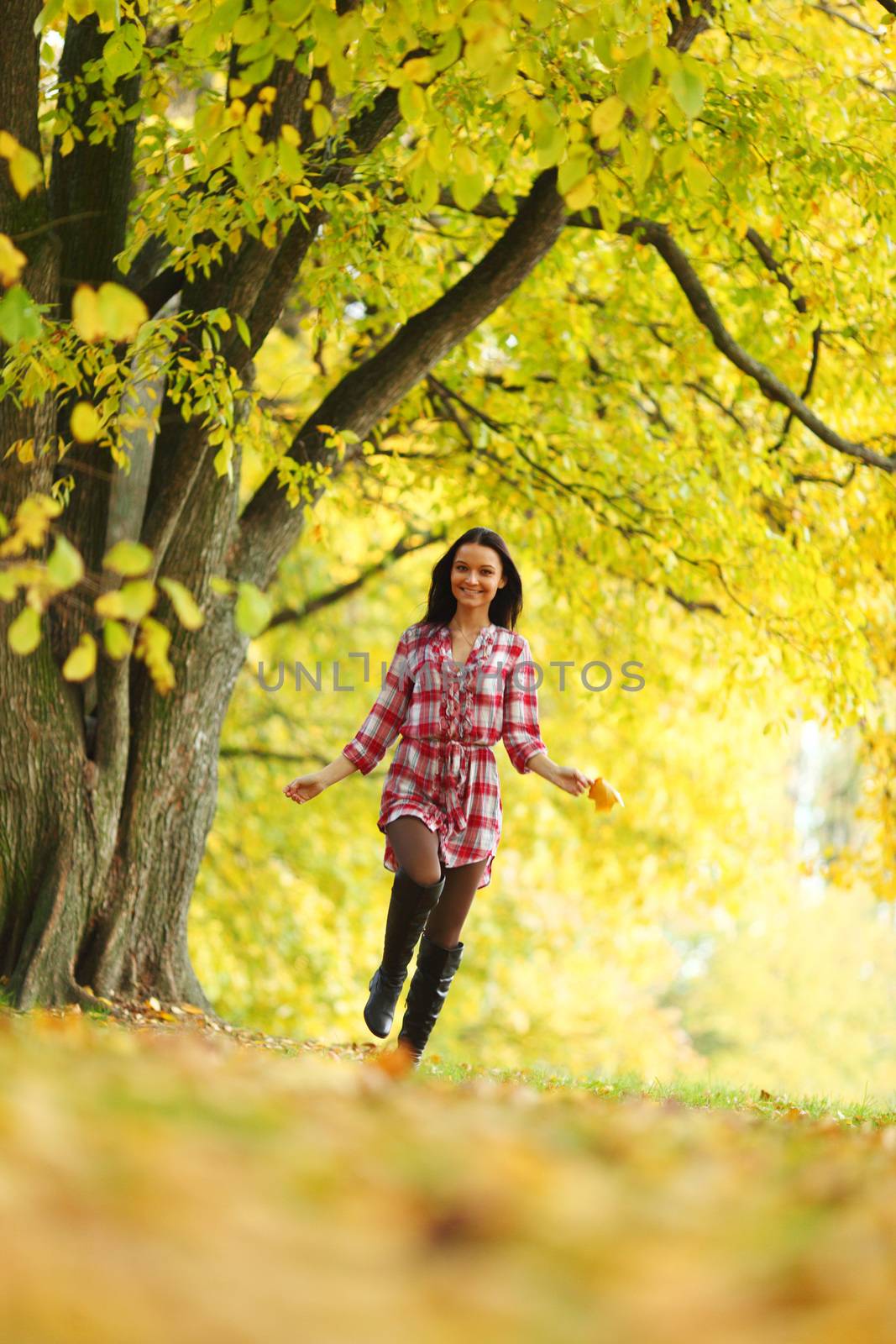 autumn woman portret in park