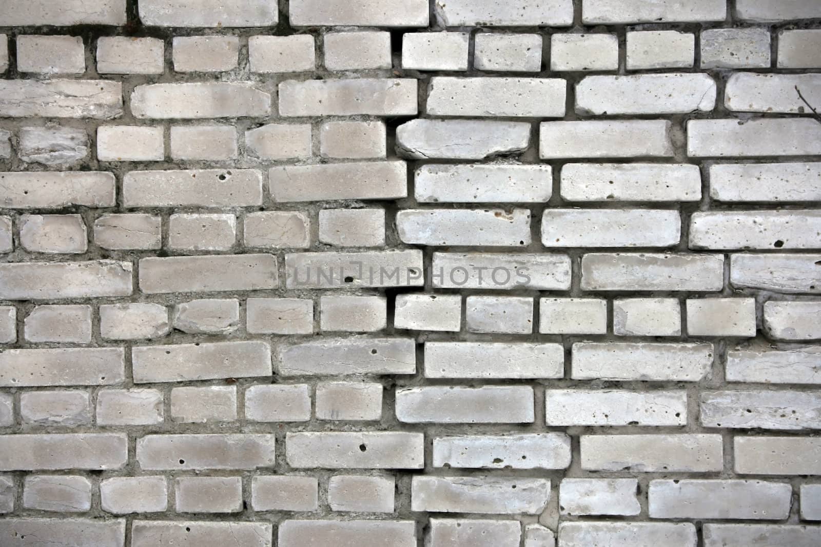 Slipshod laying from a white brick