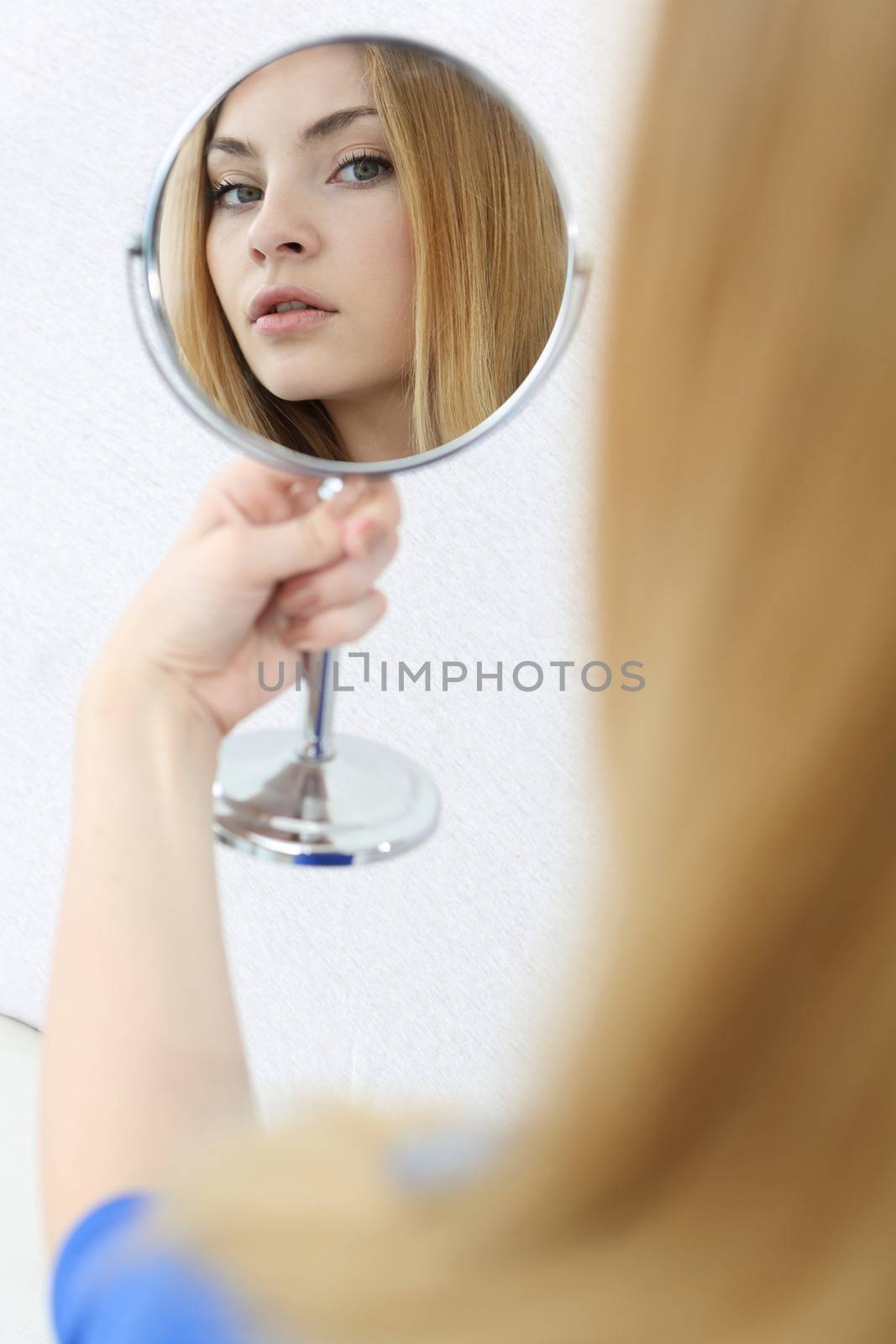 Girl looks in the mirror by robert_przybysz