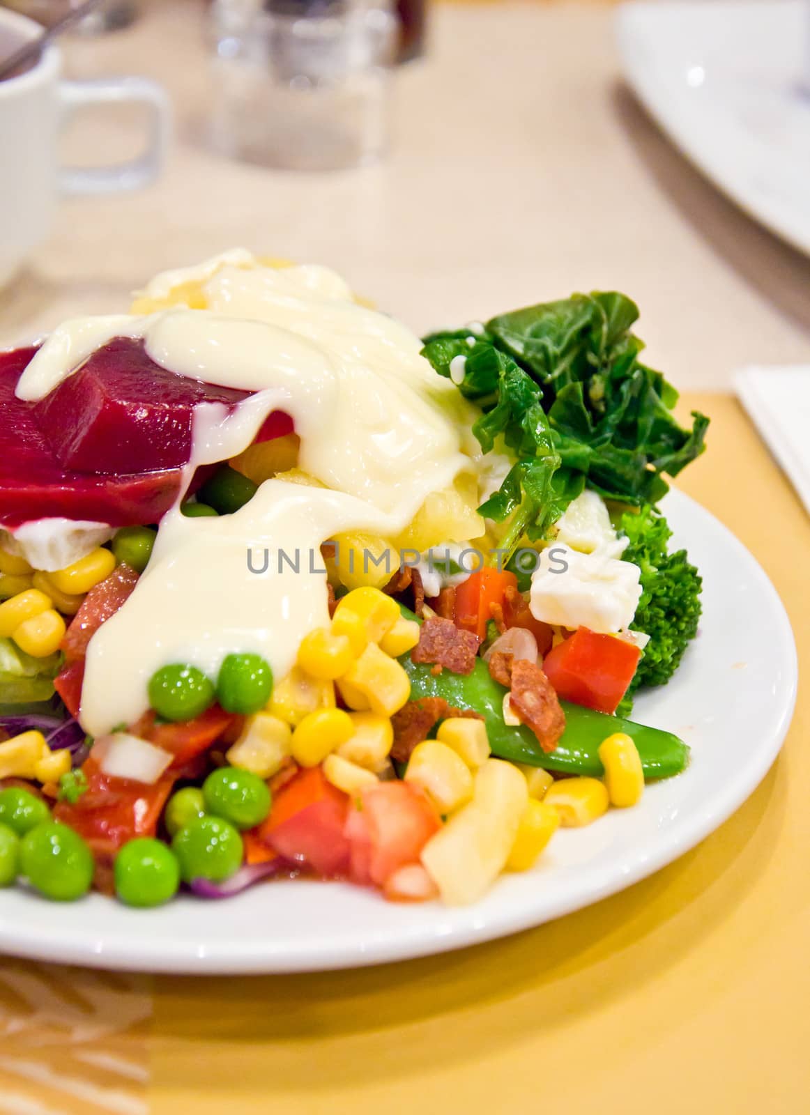 mixed vegetable and fruit salad fro healthy food