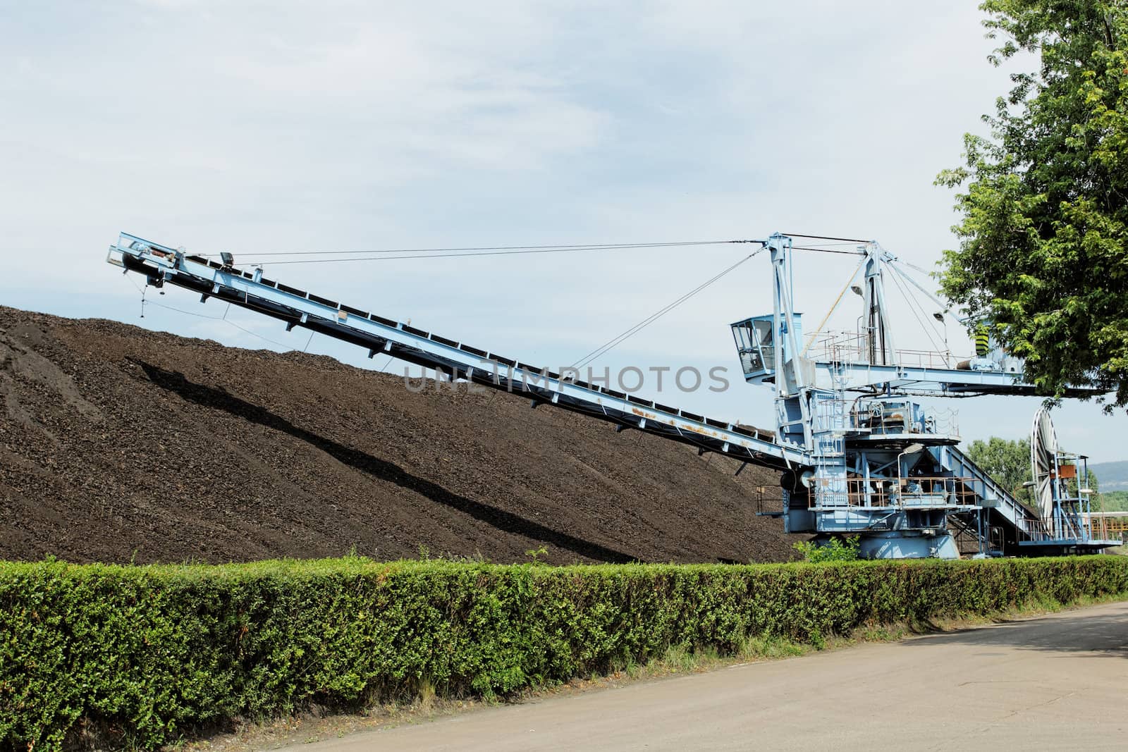 Coal mining in an open pit by NagyDodo