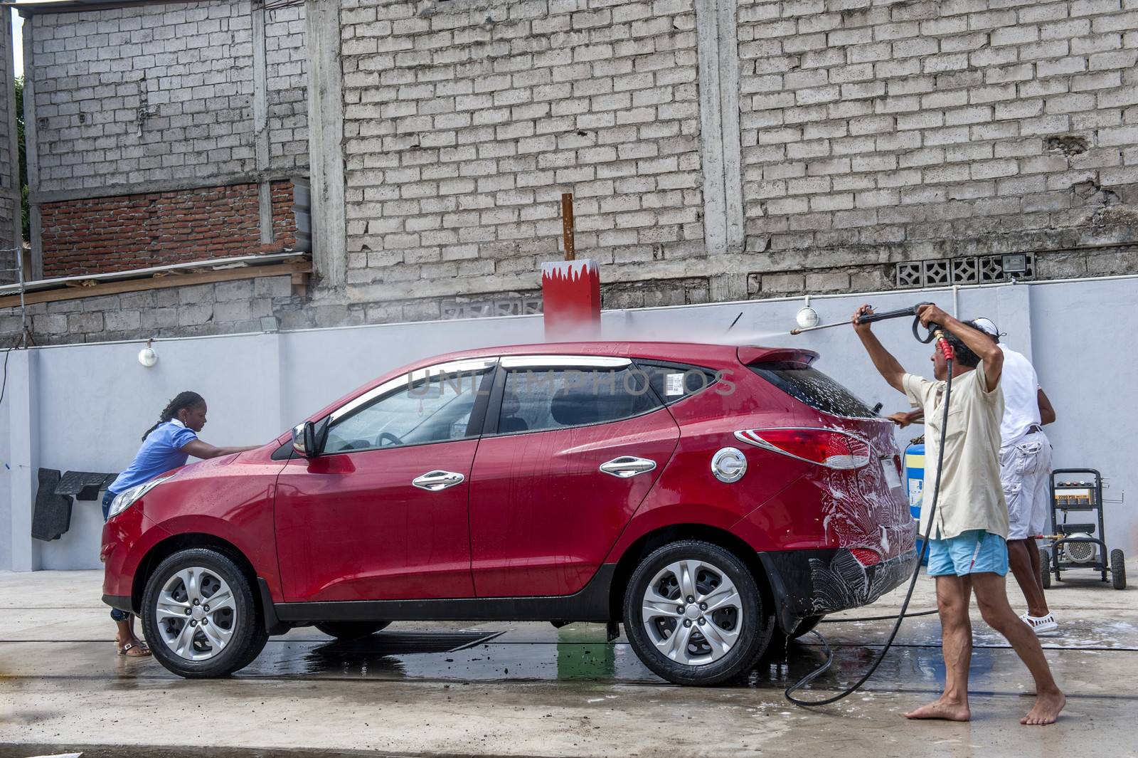 People who wash by hand a automolbile