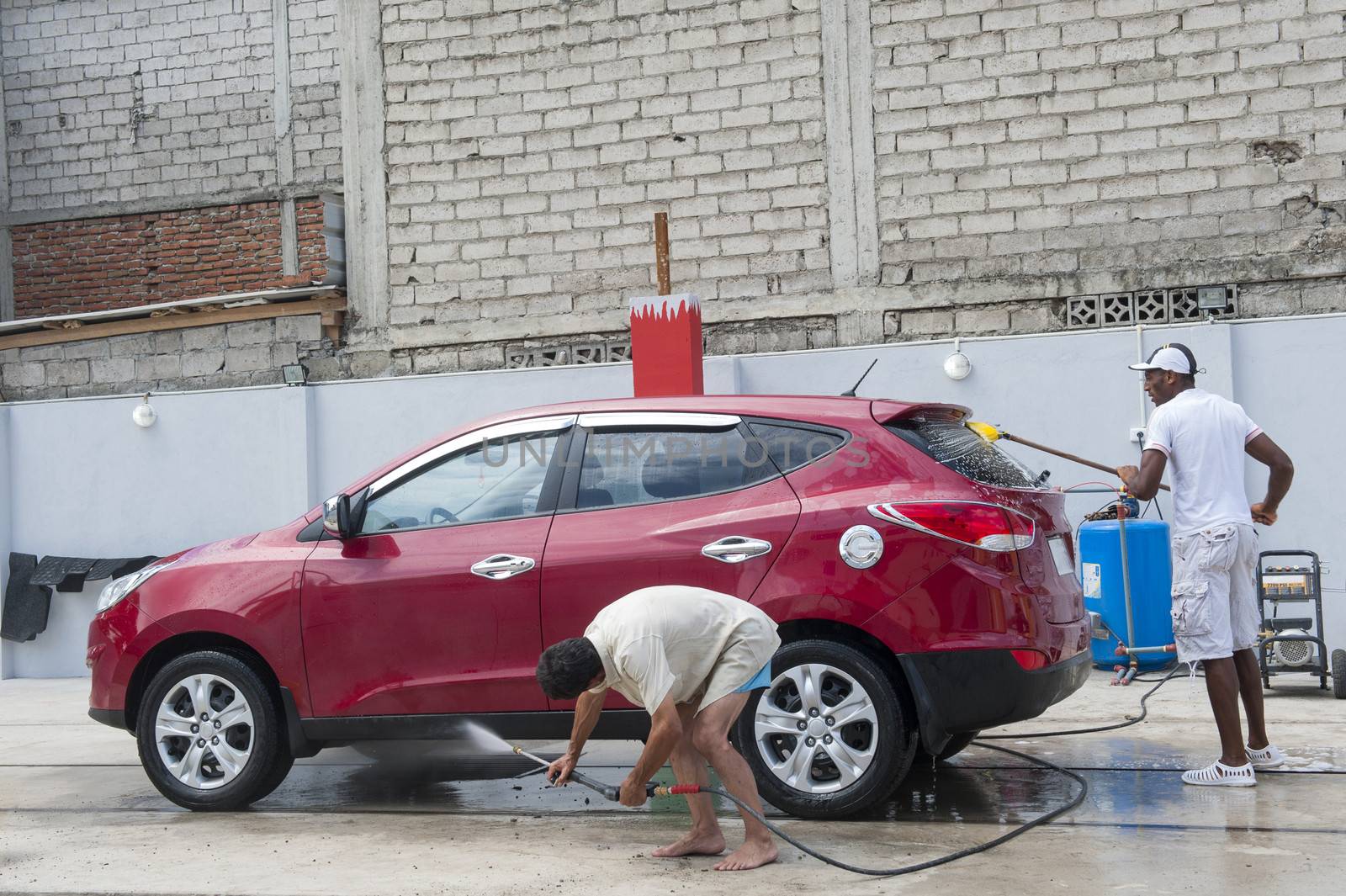 People who wash by hand a automolbile