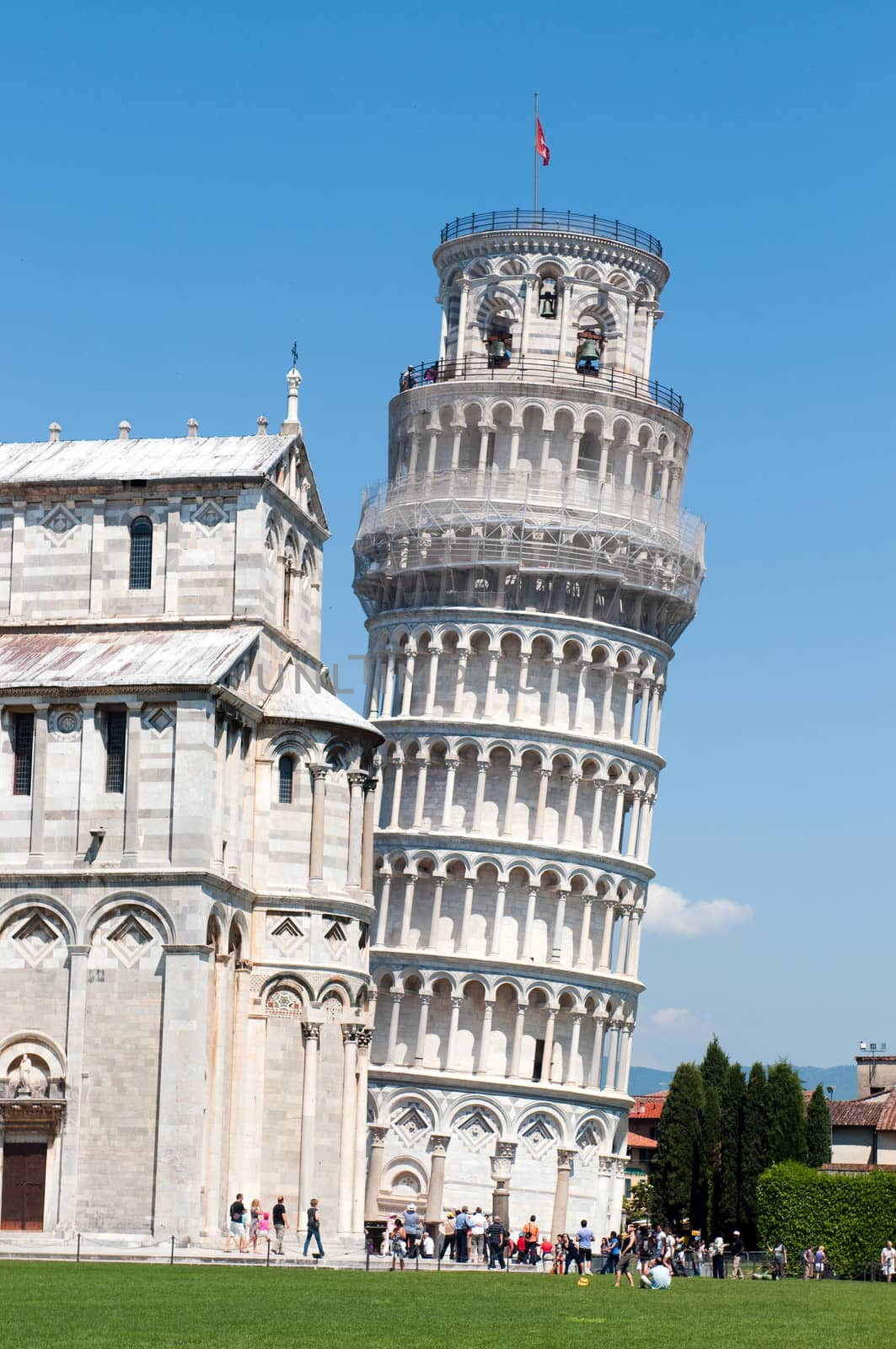 Crowds of tourists visit the cathedral and  the leaning tower of Pisa. Piazza dei miracoli, Pisa, Italy