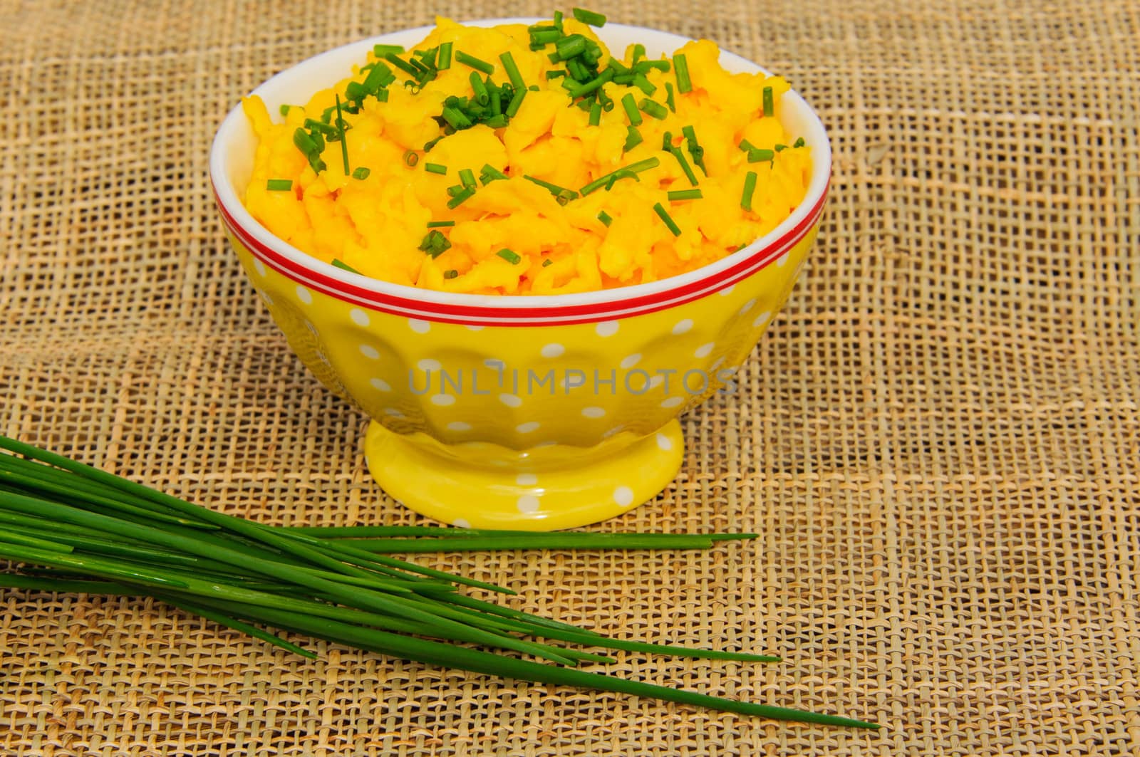 Scrambled eggs with chives by GryT