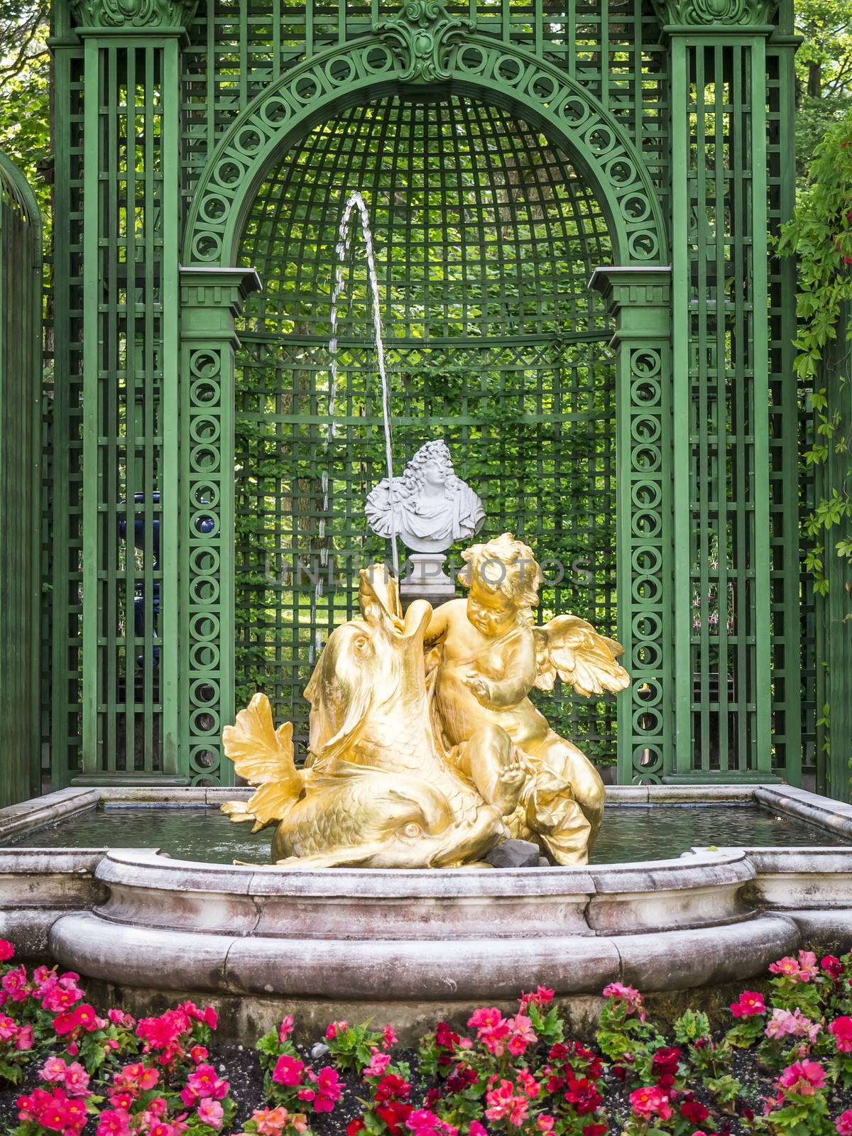 An image of a fountain at castle linderhof in bavaria germany