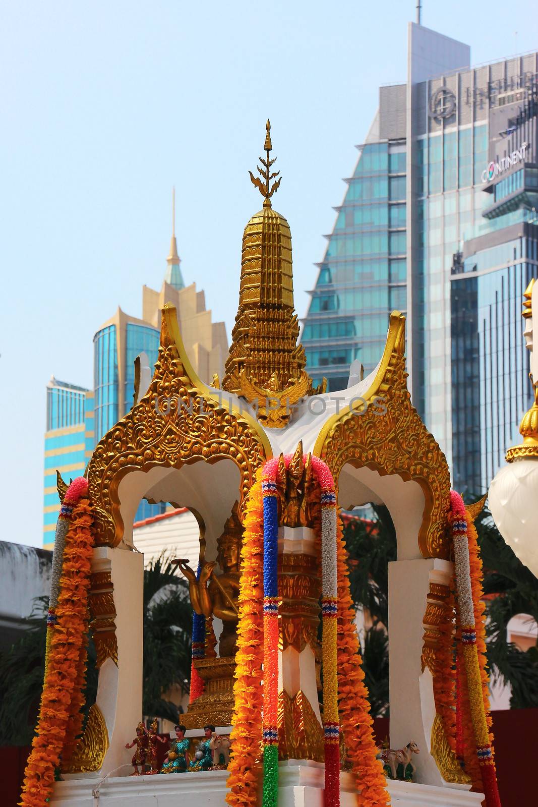 Buddist shrine in Bangkok by tboyajiev