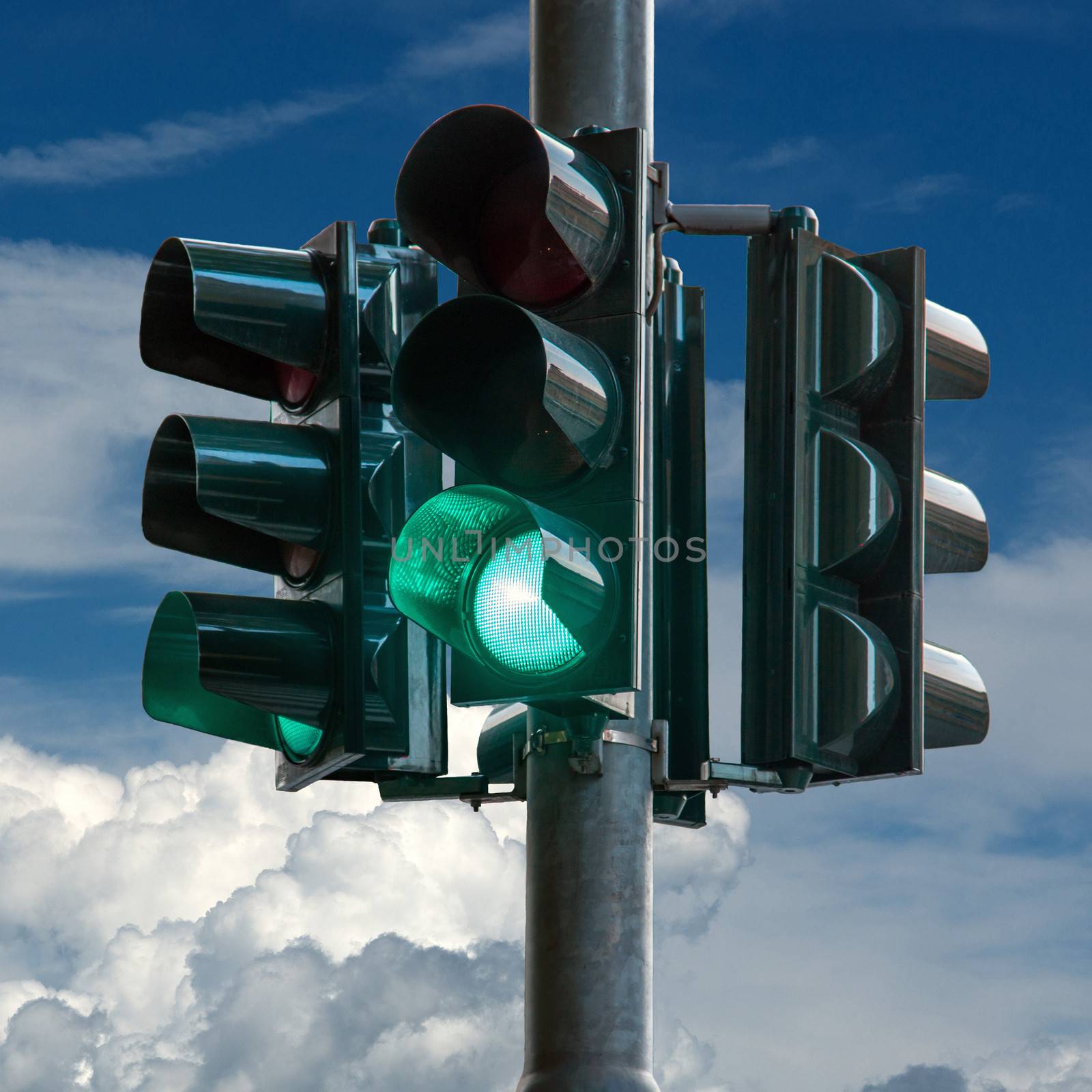 light signal mainly used in road traffic at intersections