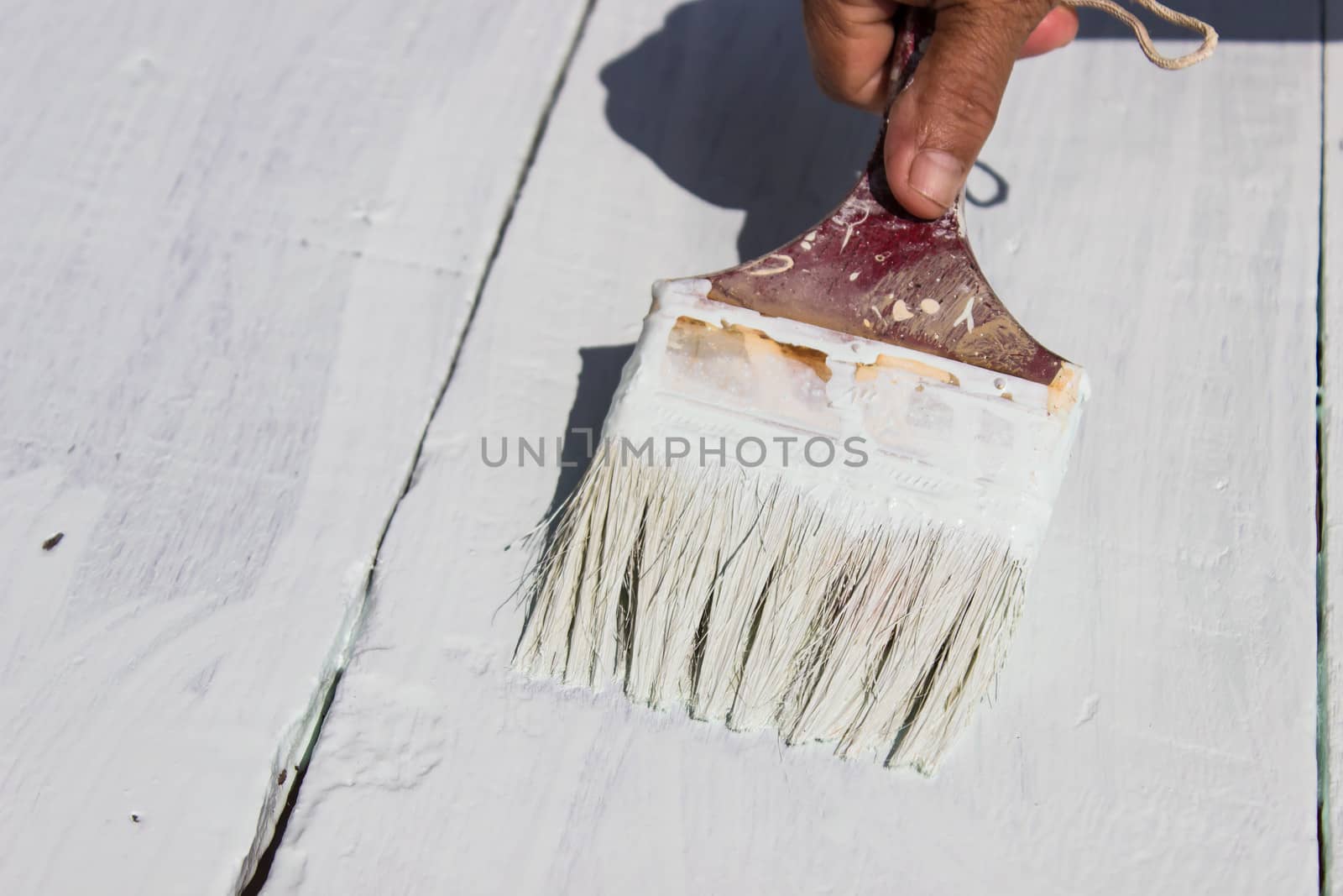 Painting the wall white with a paint brush