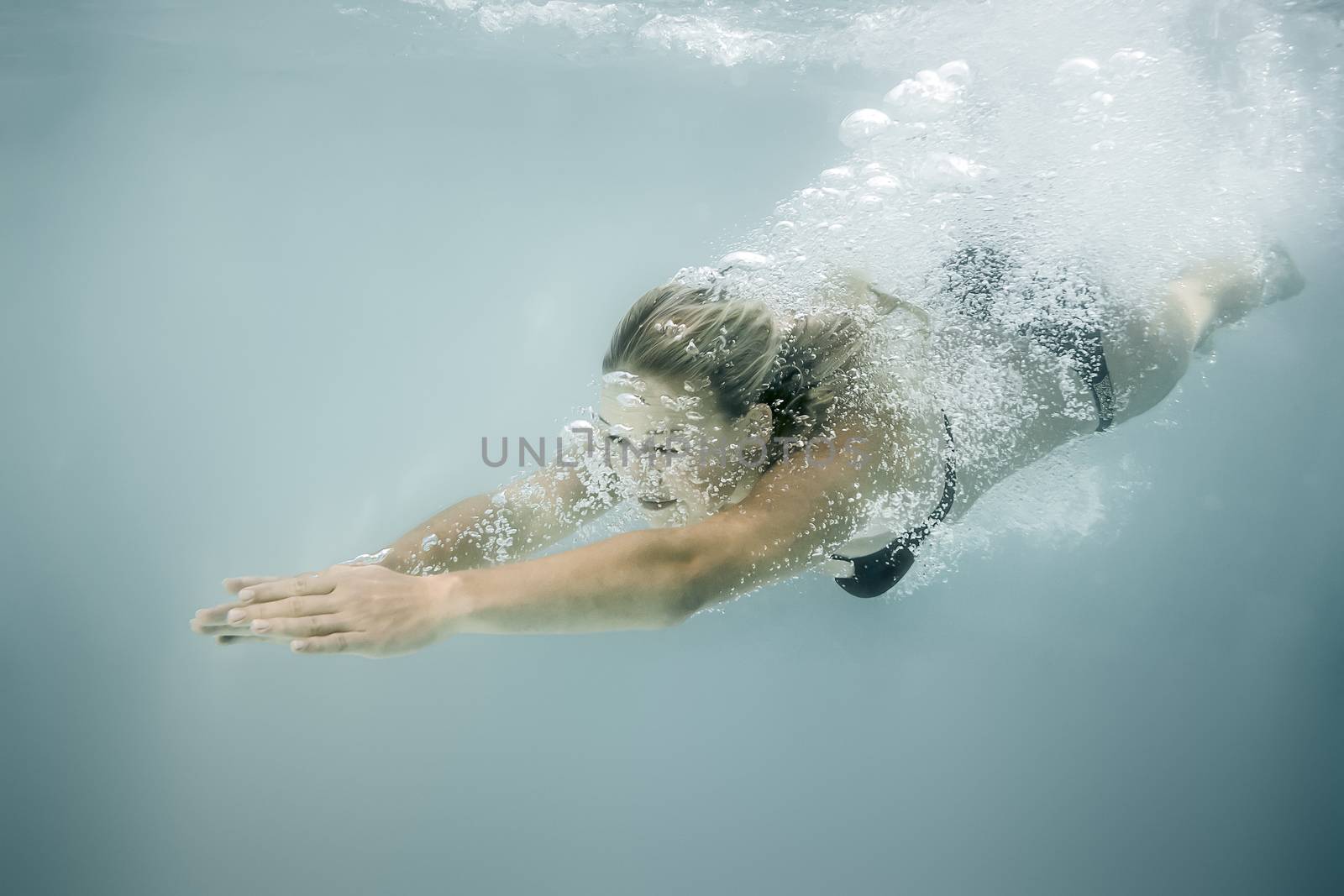 woman diving by magann