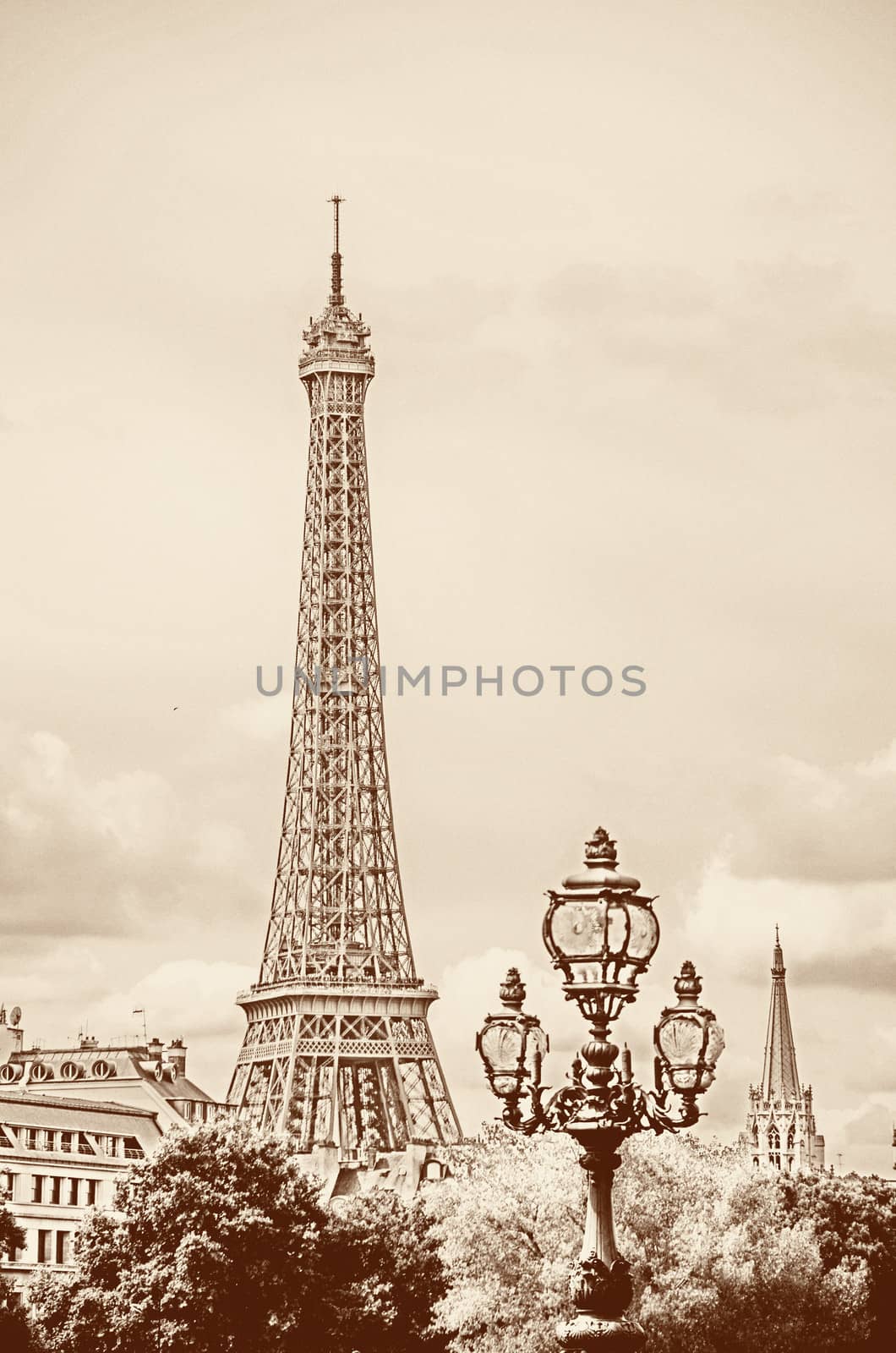 Eiffel Tower by maisicon