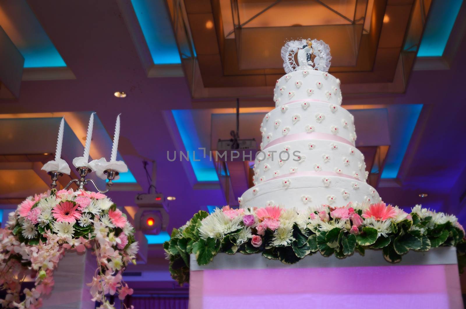 Wedding cake and candle with flower decorate