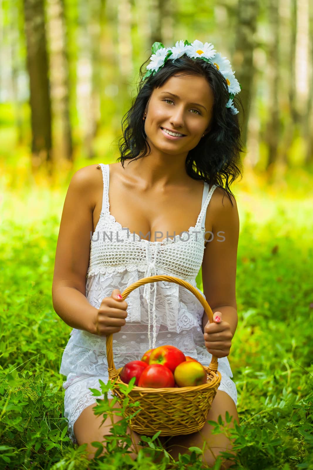 a brunette with apples