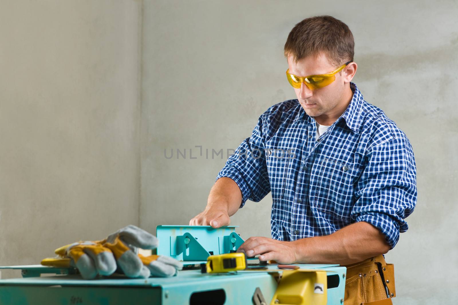 worker prepares the woodworking mashine to work