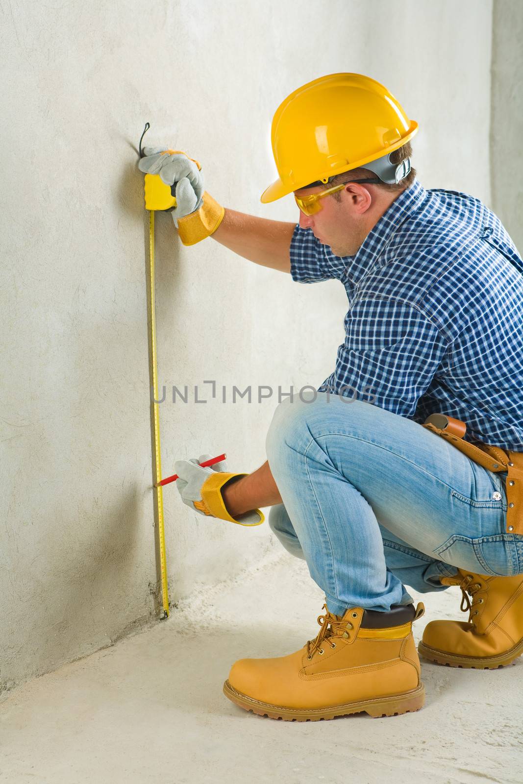 worker with pencil and roulette