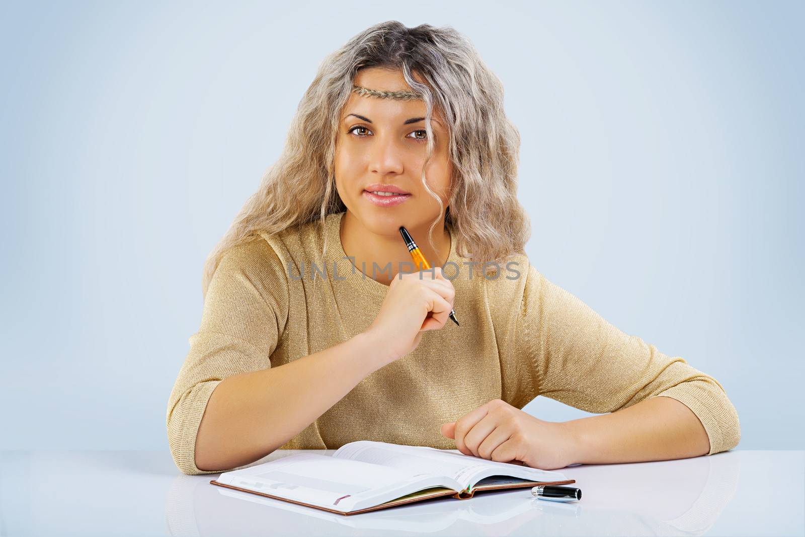 beautyful female at the table with notepad