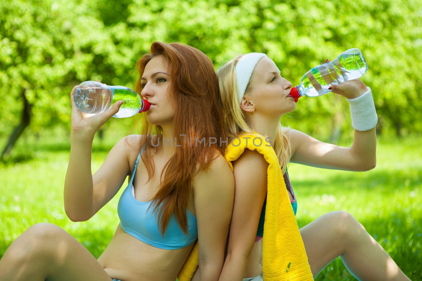 two sports girl drinking water