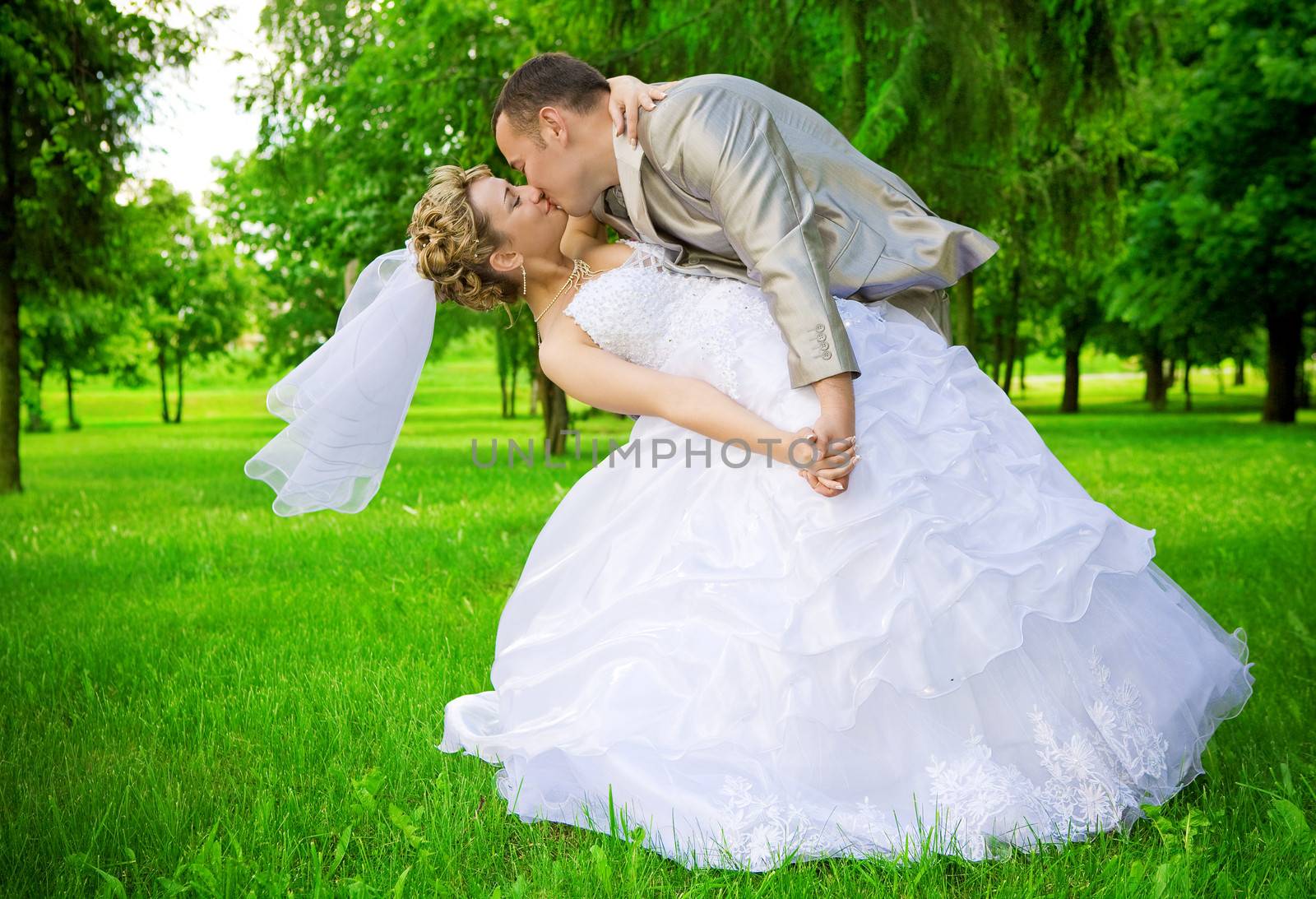 newlywed kises in the green park