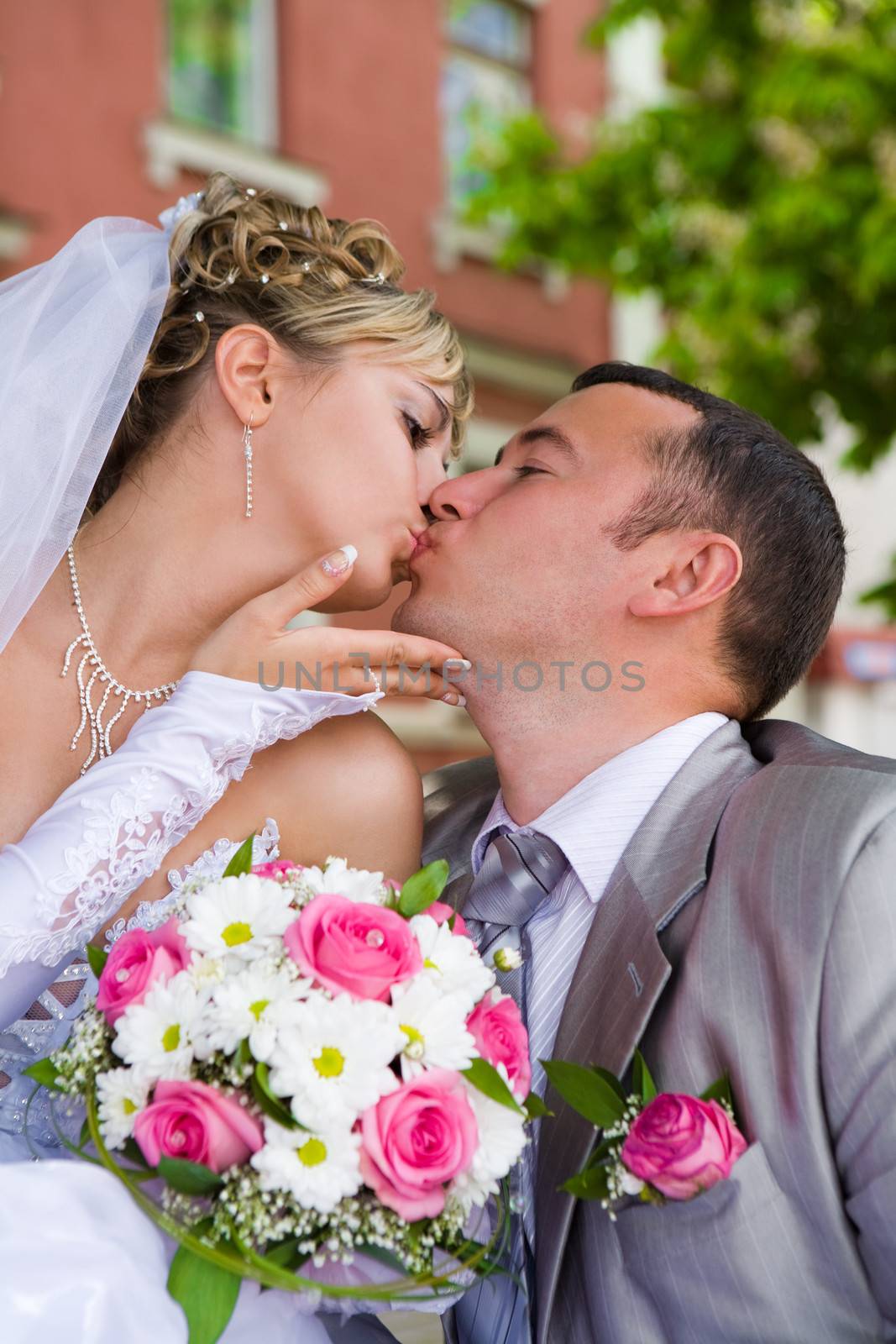 wedding couple kises