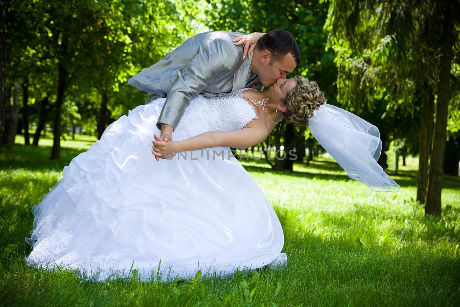 wedding couple kiss in the park