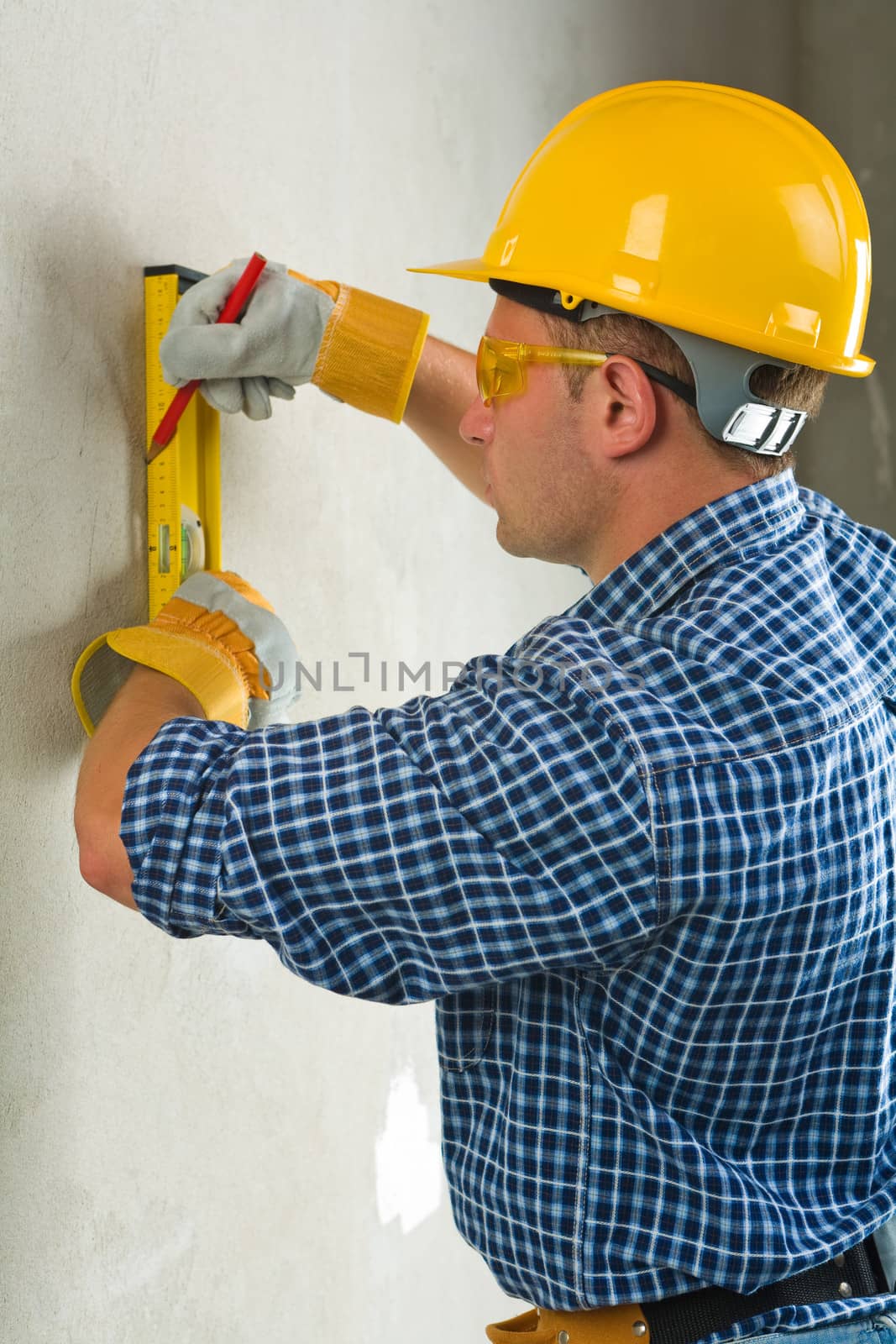 worker does layout on concrette