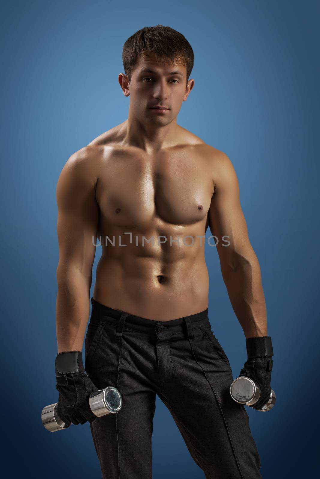 an athlette man with dumbbells