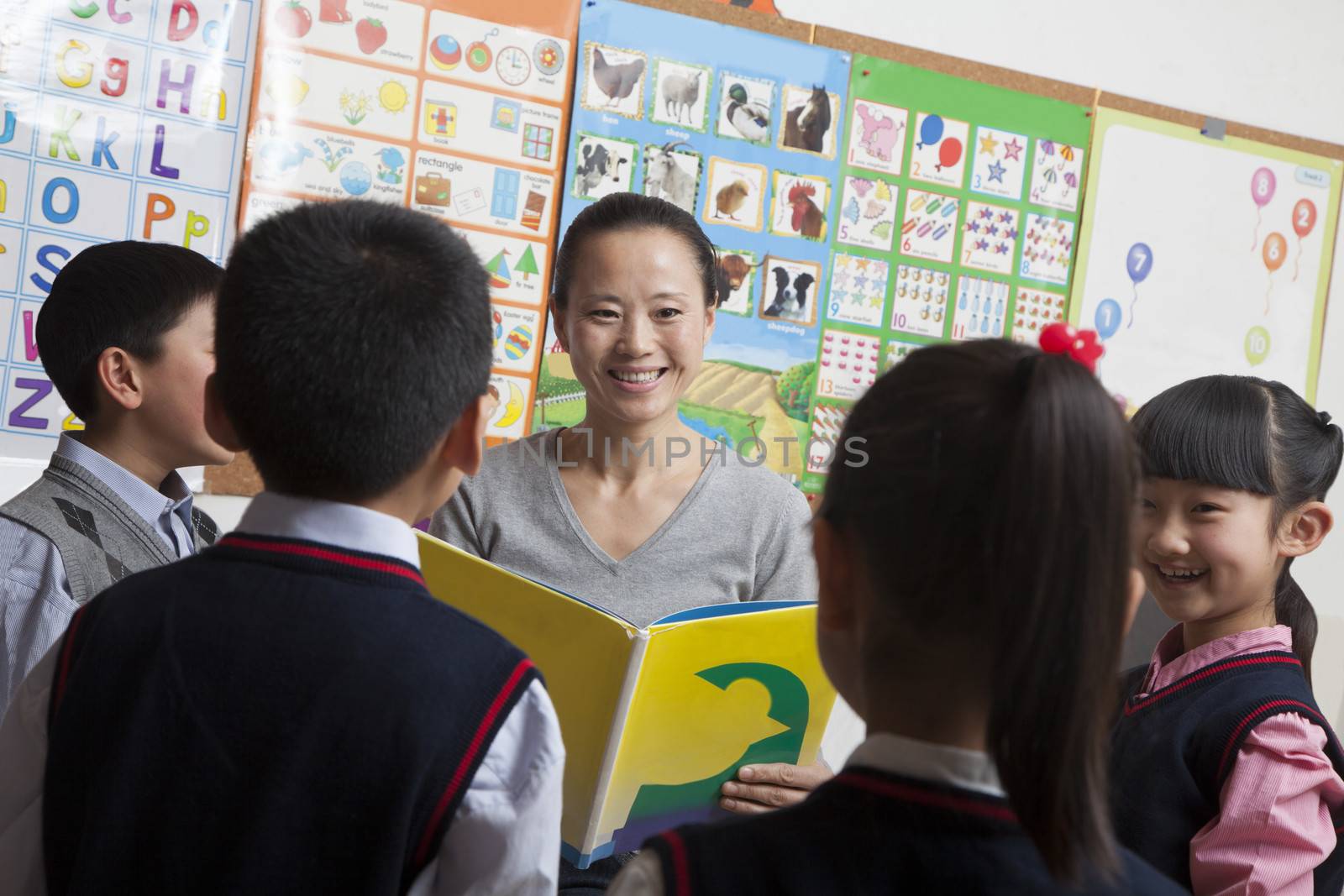 Teacher reading to her elementary school students