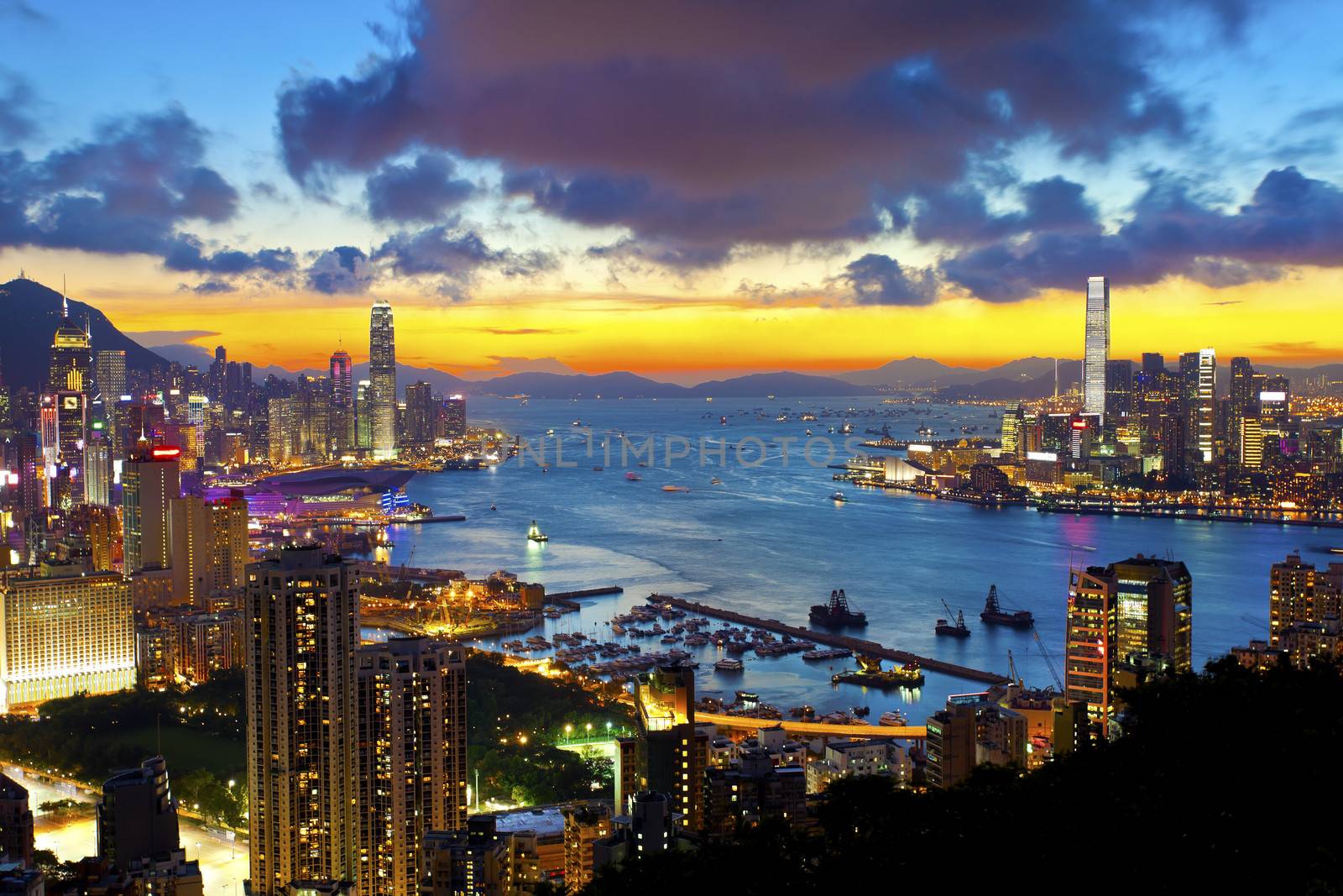 Hong Kong cityscape at sunset  by kawing921