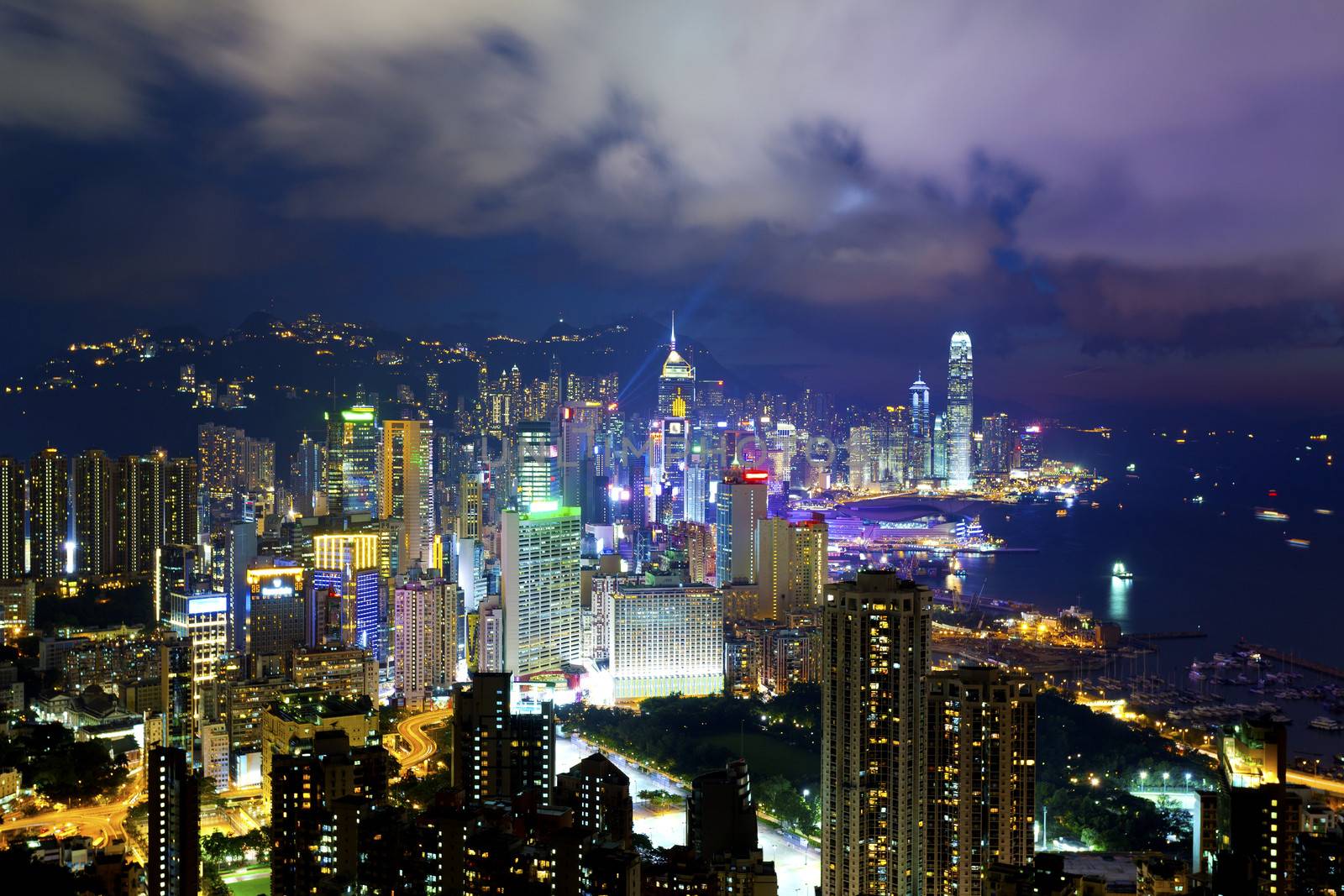 Hong Kong at night by kawing921