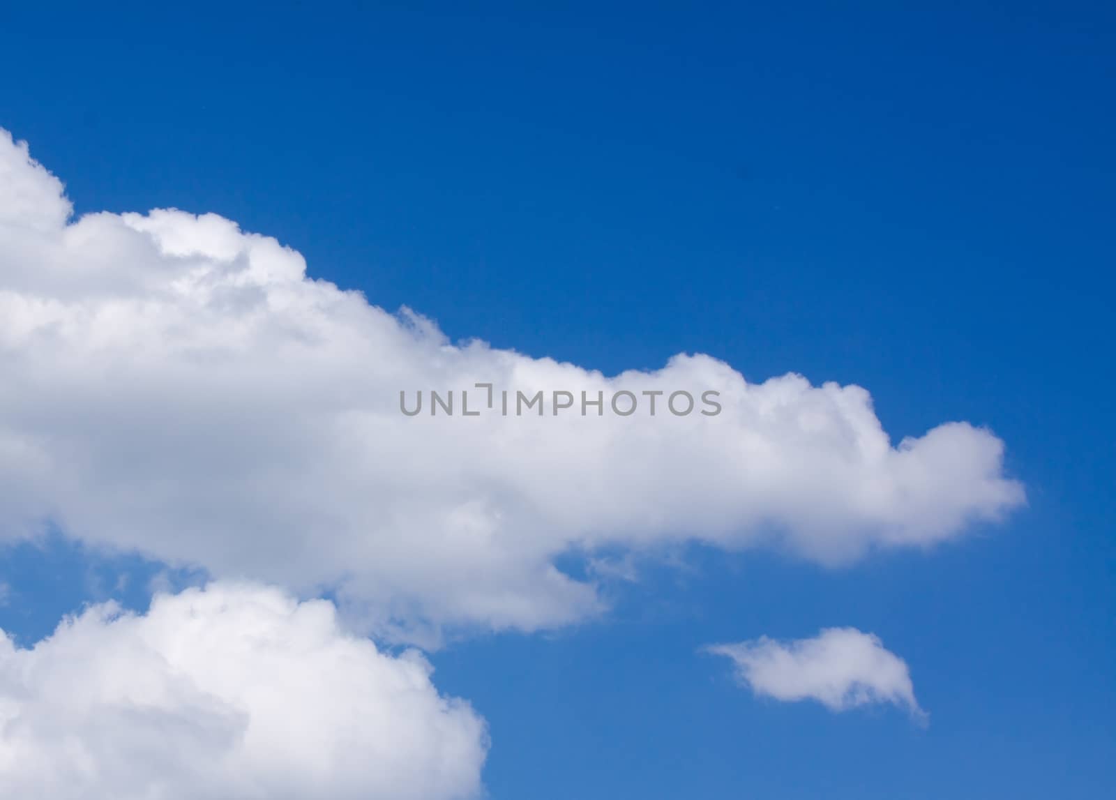 Blue sky and white cluds