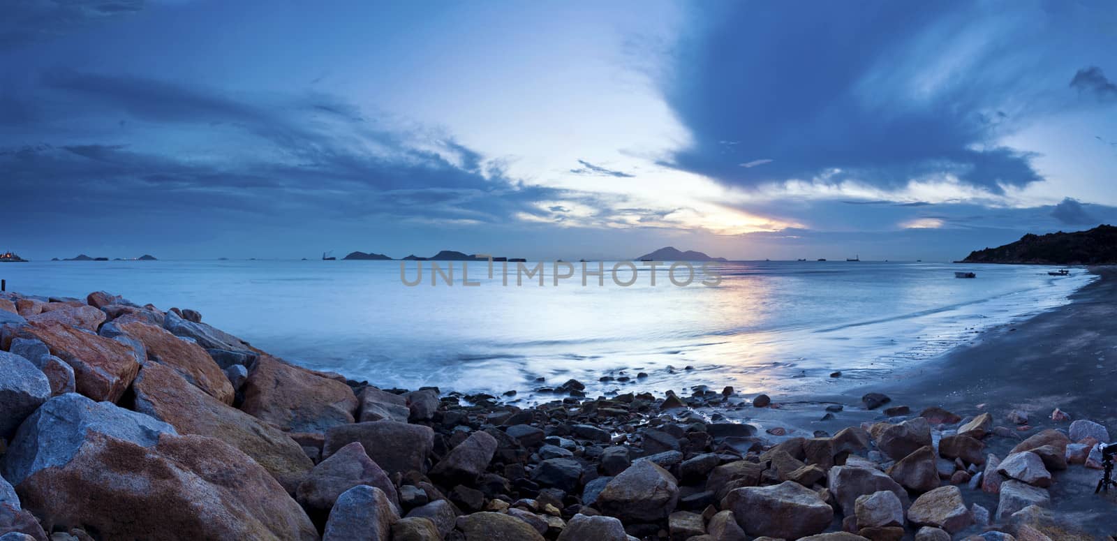 Sea sunset on sandy coastline by kawing921