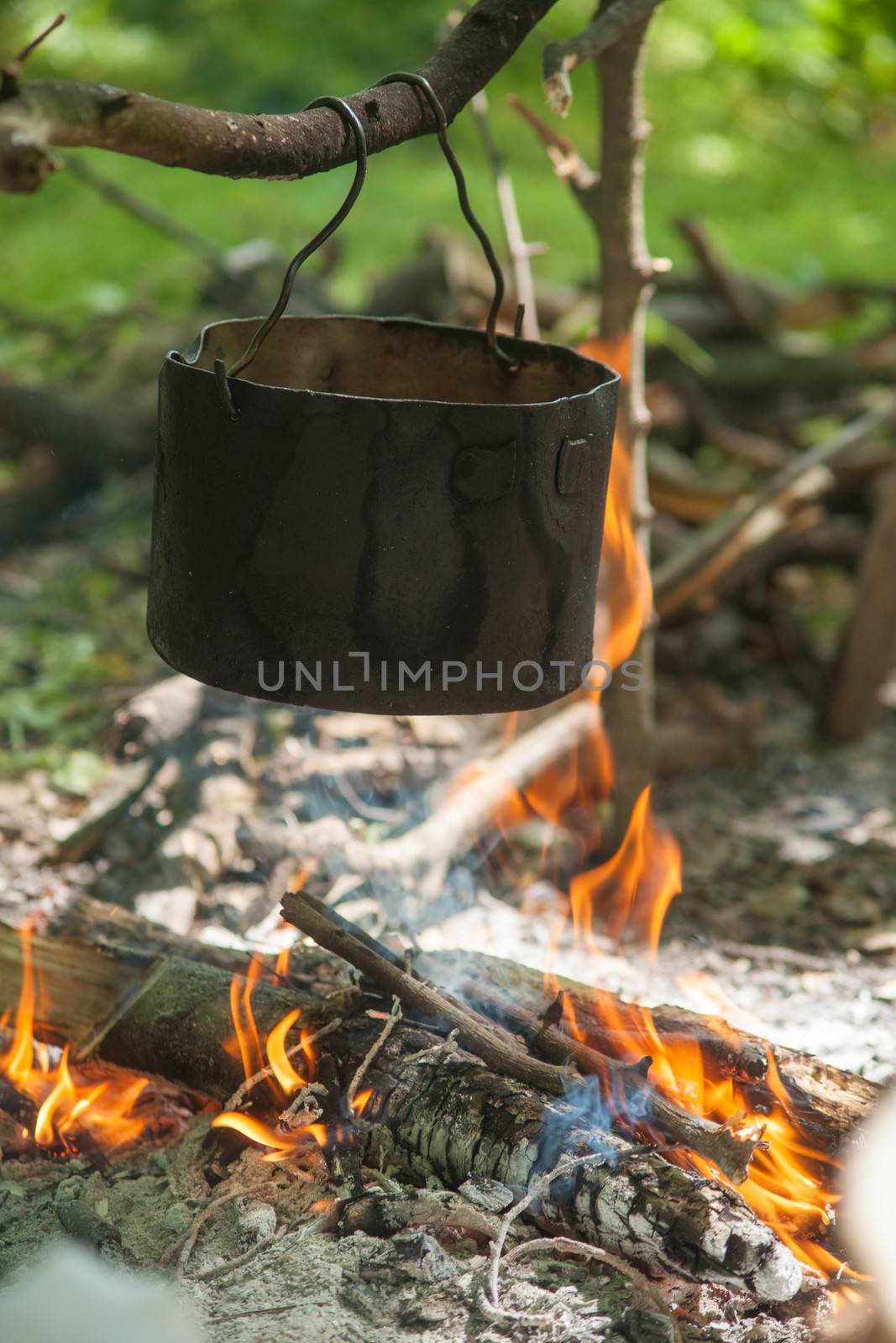 Pot for cooking on a fire in a campaign