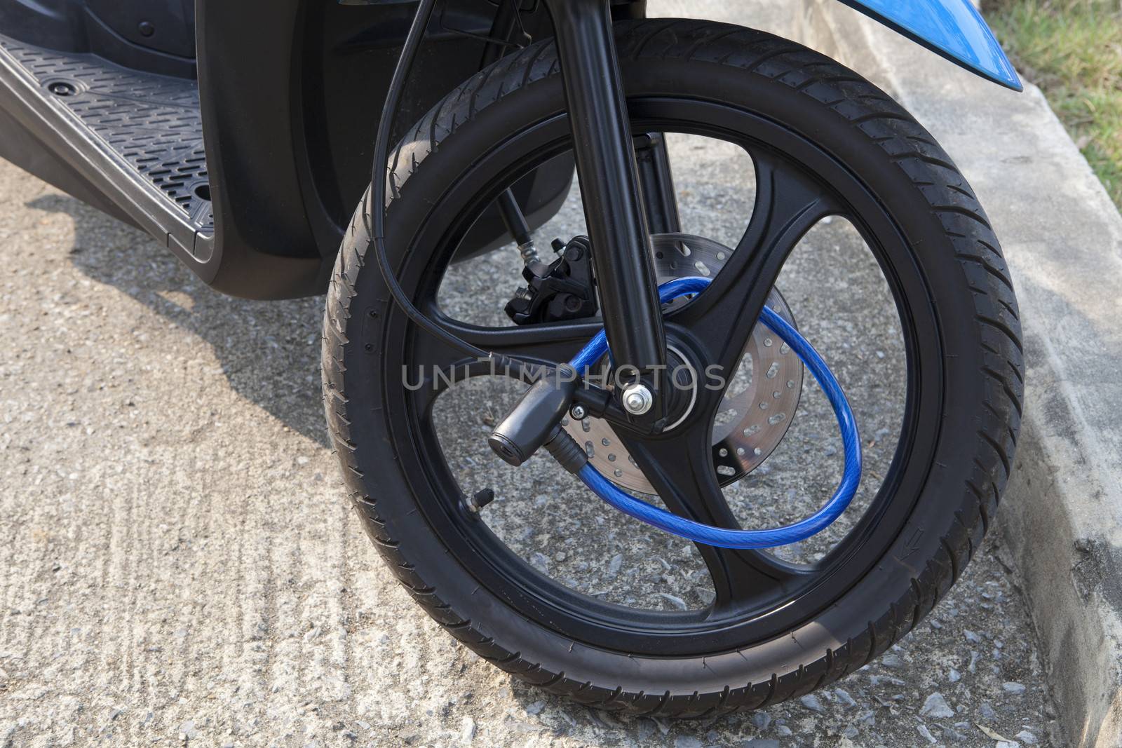 portable lock on front wheel motocycle protect from burglary