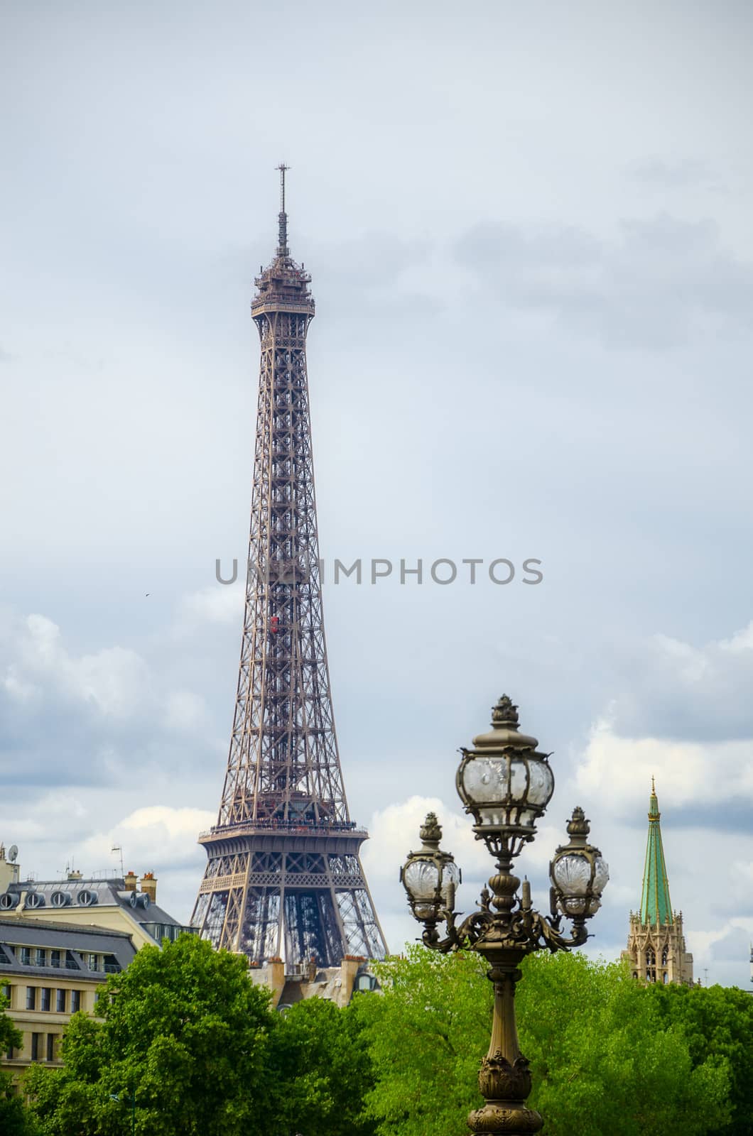 Eiffel Tower by maisicon