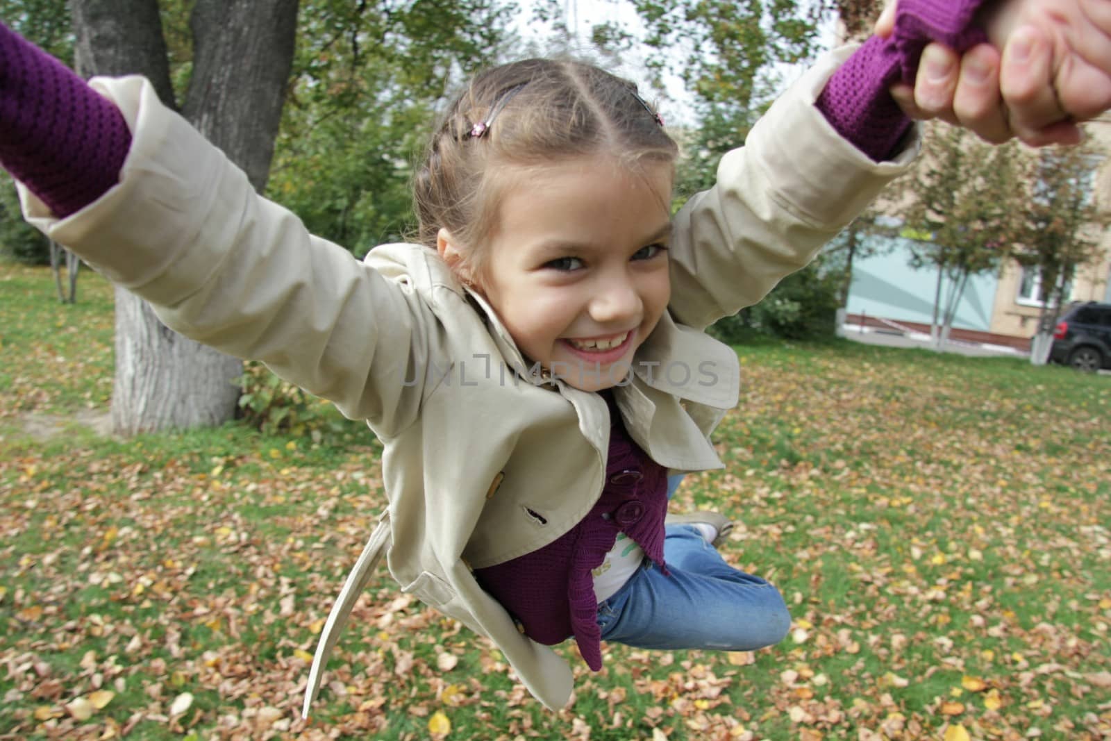 little girl in the autumn park