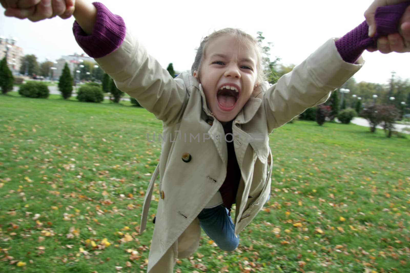 little girl in the autumn park