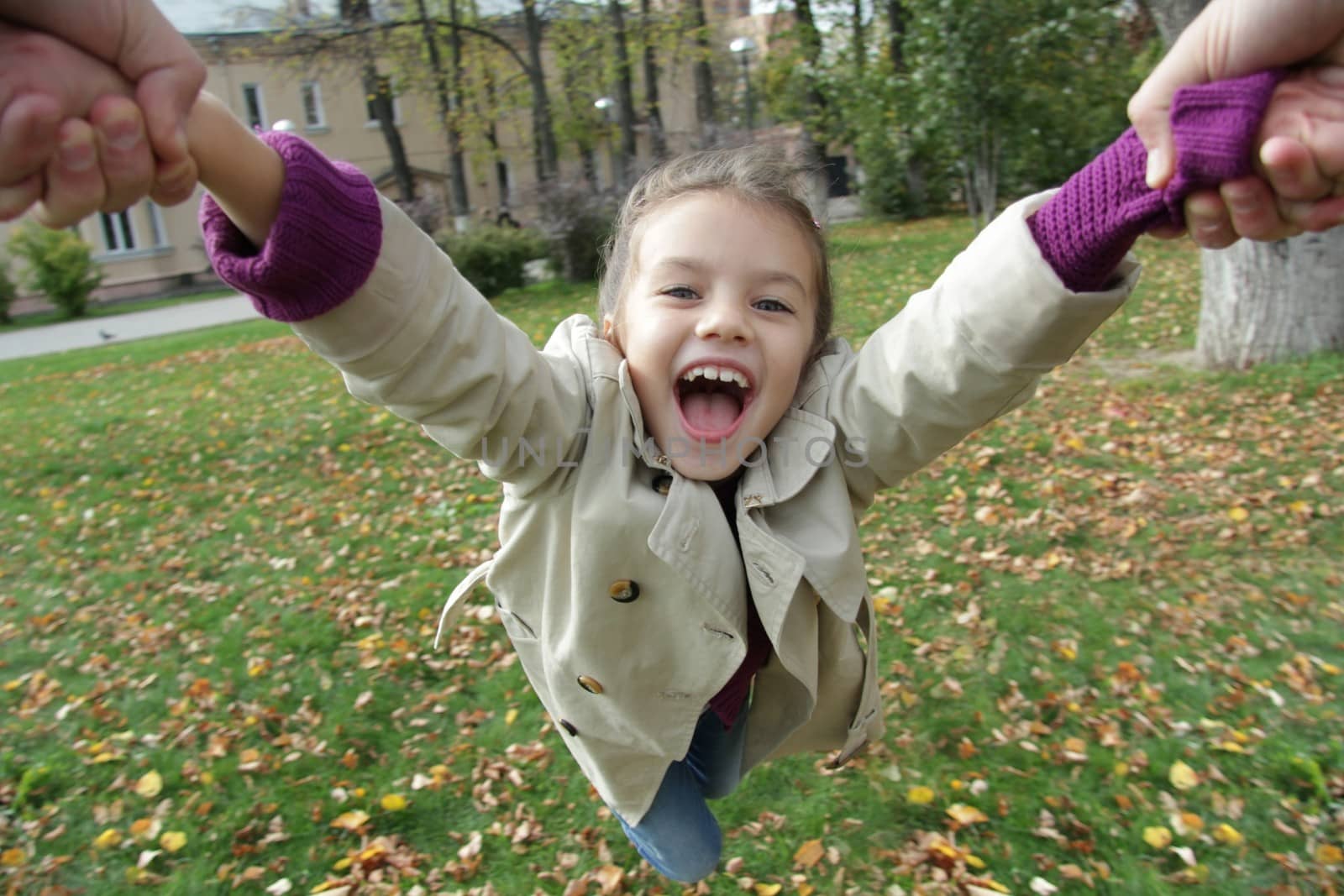 little girl in the autumn park