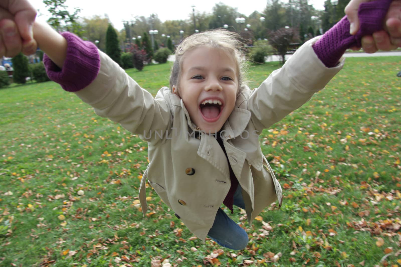 little girl in the autumn park