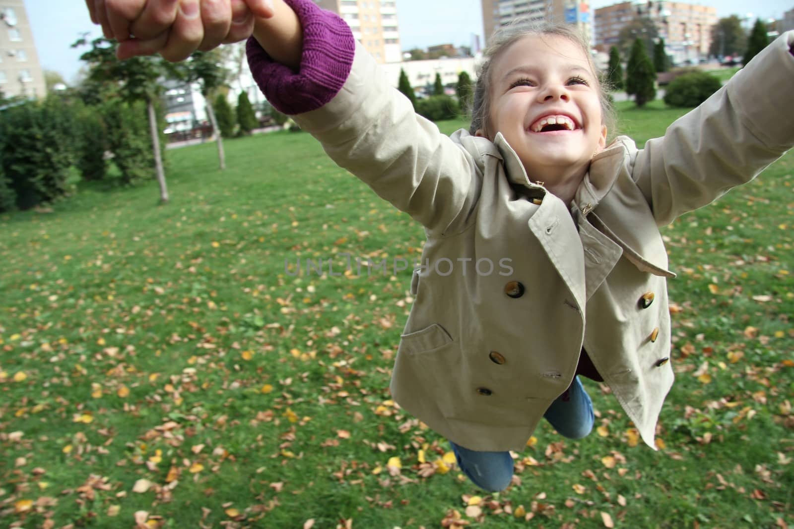 little girl in the autumn park